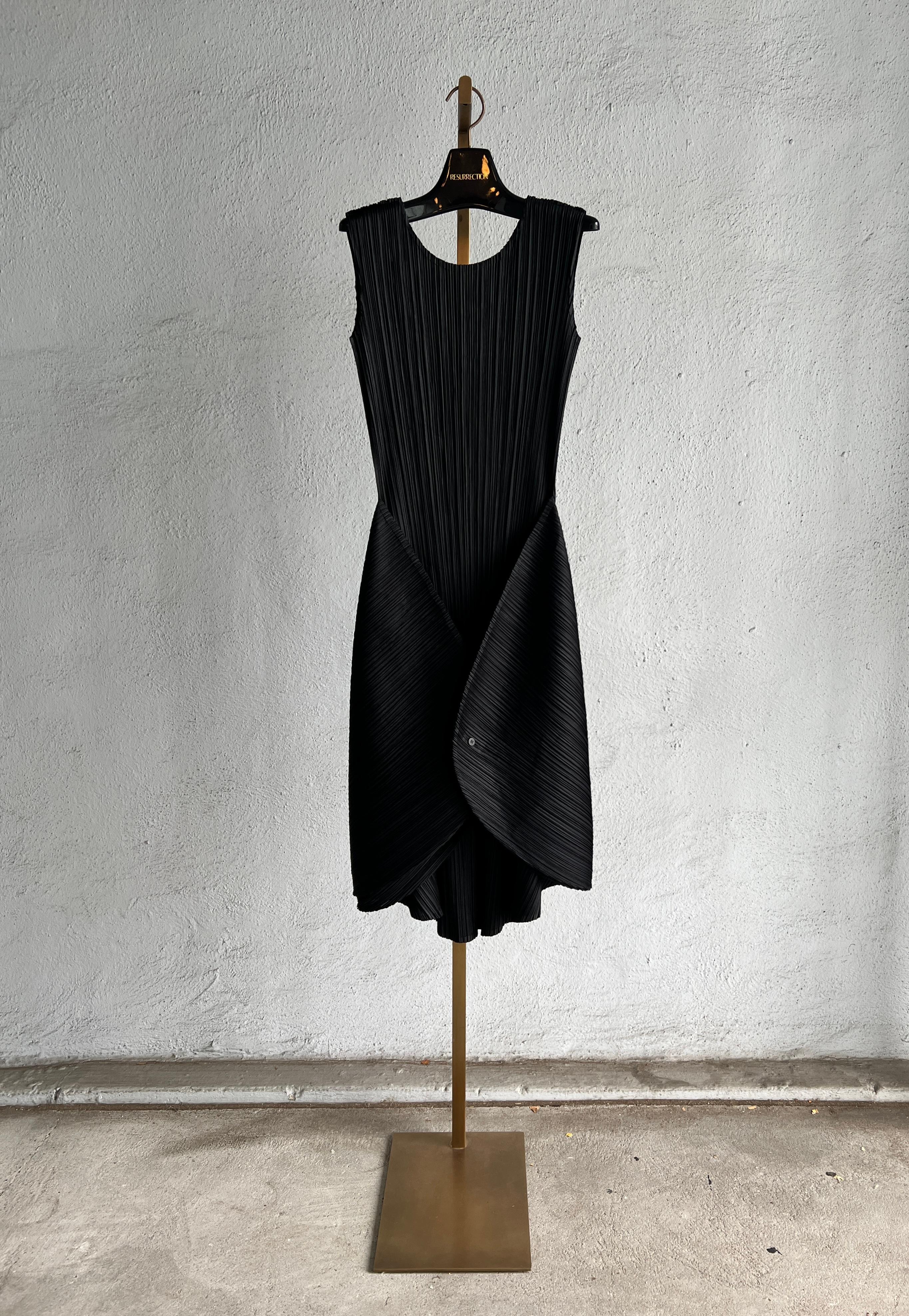Issey Miyake Black Concept Dress With Back Panels SS 2005 en venta 1