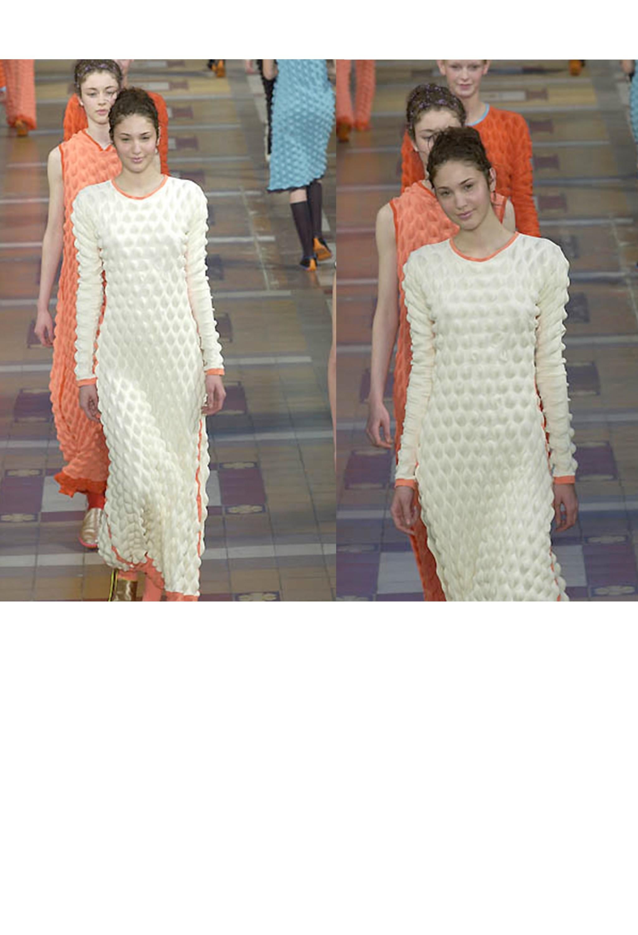 Resurrection Vintage a le plaisir de vous présenter une robe vintage Issey Miyake noire 