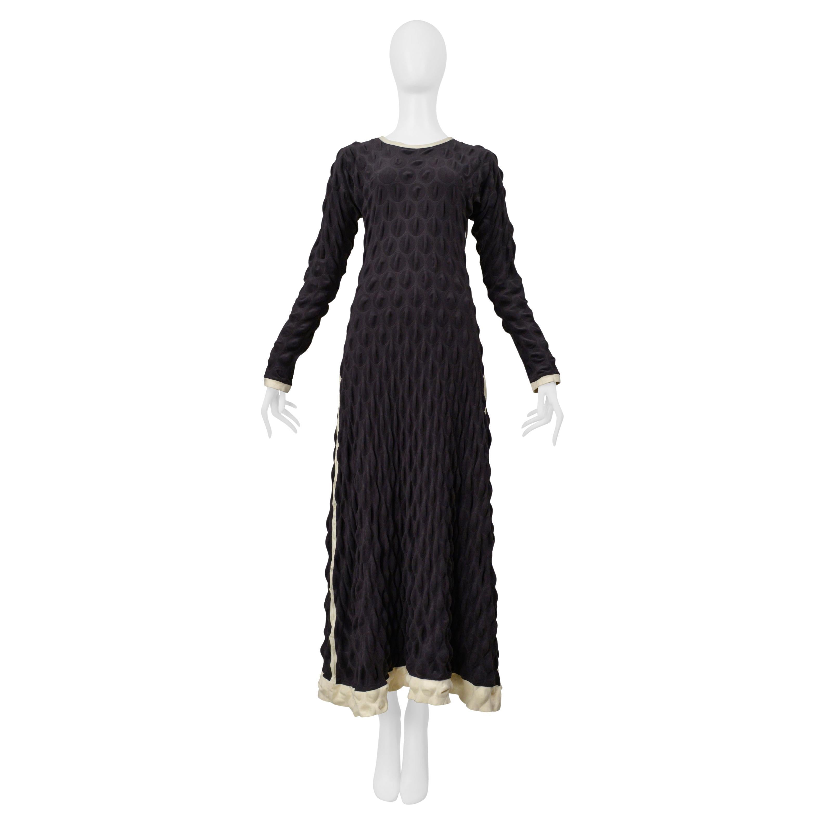 Issey Miyake - Robe noire "Egg Carton" bordée de blanc cassé 2000 en vente