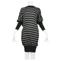 Issey Miyake Schwarzes & graues gestreiftes Kleid