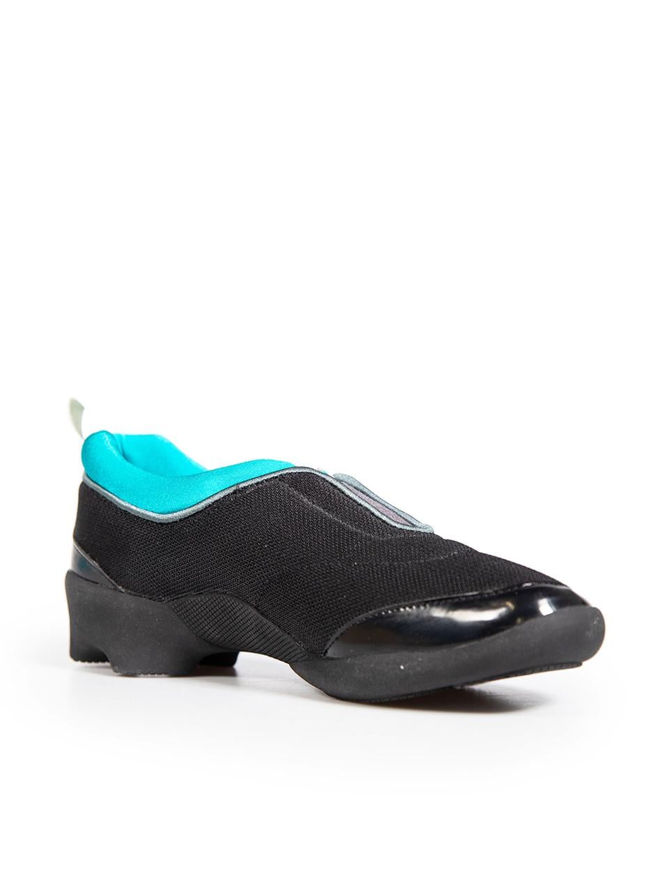 CONDIT ist sehr gut. Die Schuhe weisen minimale Abnutzungserscheinungen auf. Kleinere Abschürfungen an der Lederausstattung beider Schuhe und ein kleiner Fleck auf der rechten Lasche an diesem gebrauchten Issey Miyake Pleats Please