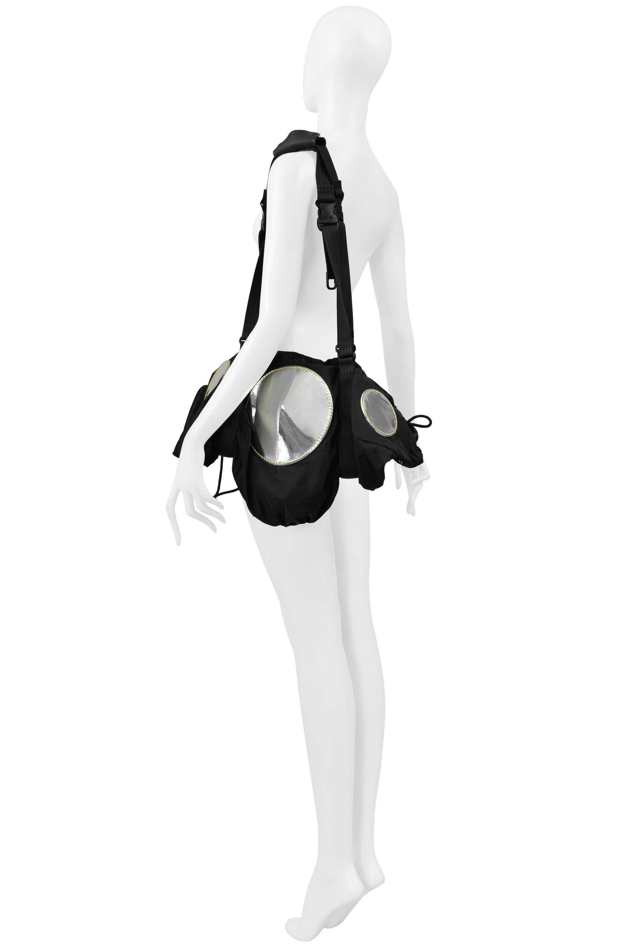 Issey Miyake Bolsa técnica de nailon negro con espejos 2004 en venta 2