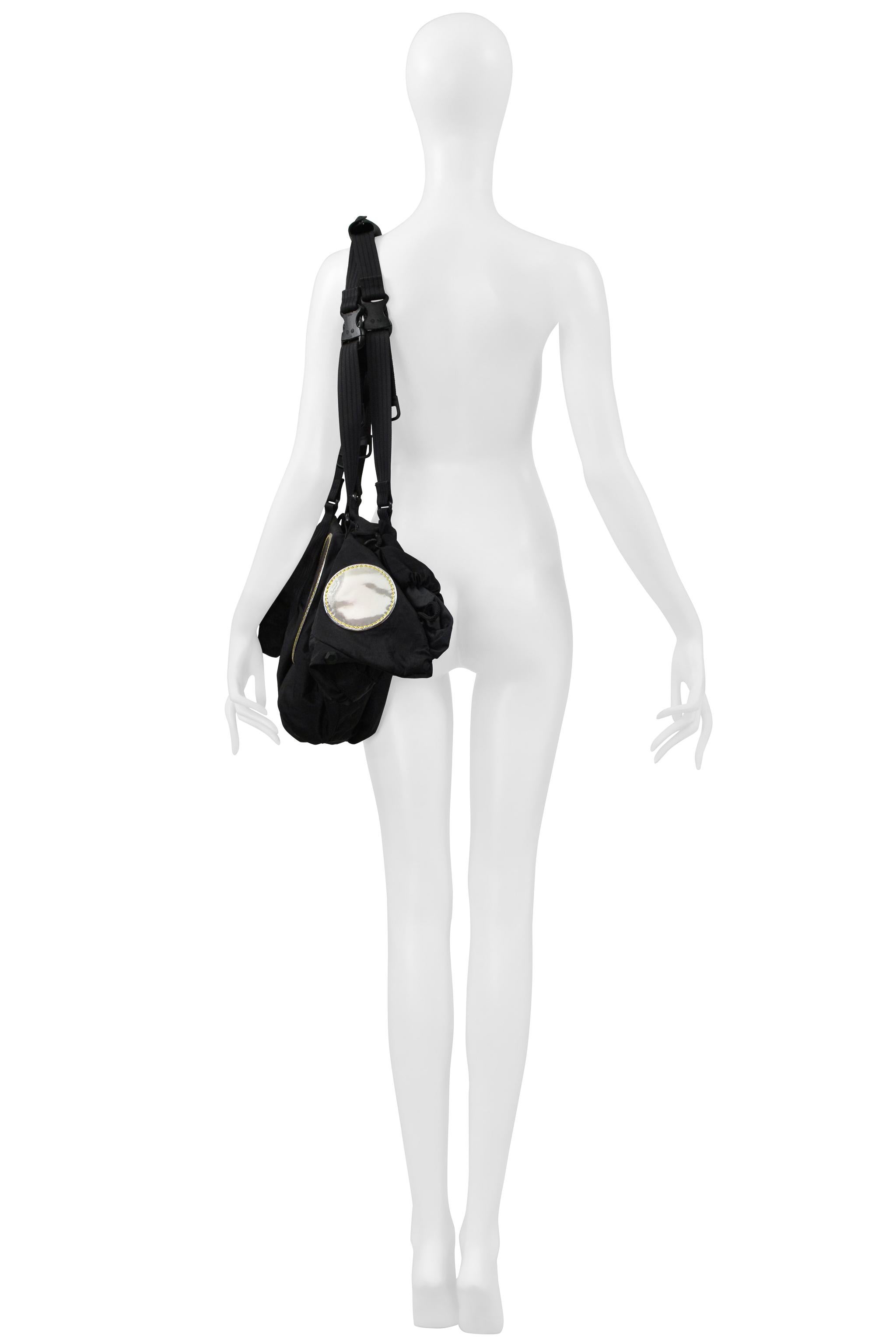 Issey Miyake Bolsa técnica de nailon negro con espejos 2004 en venta 3