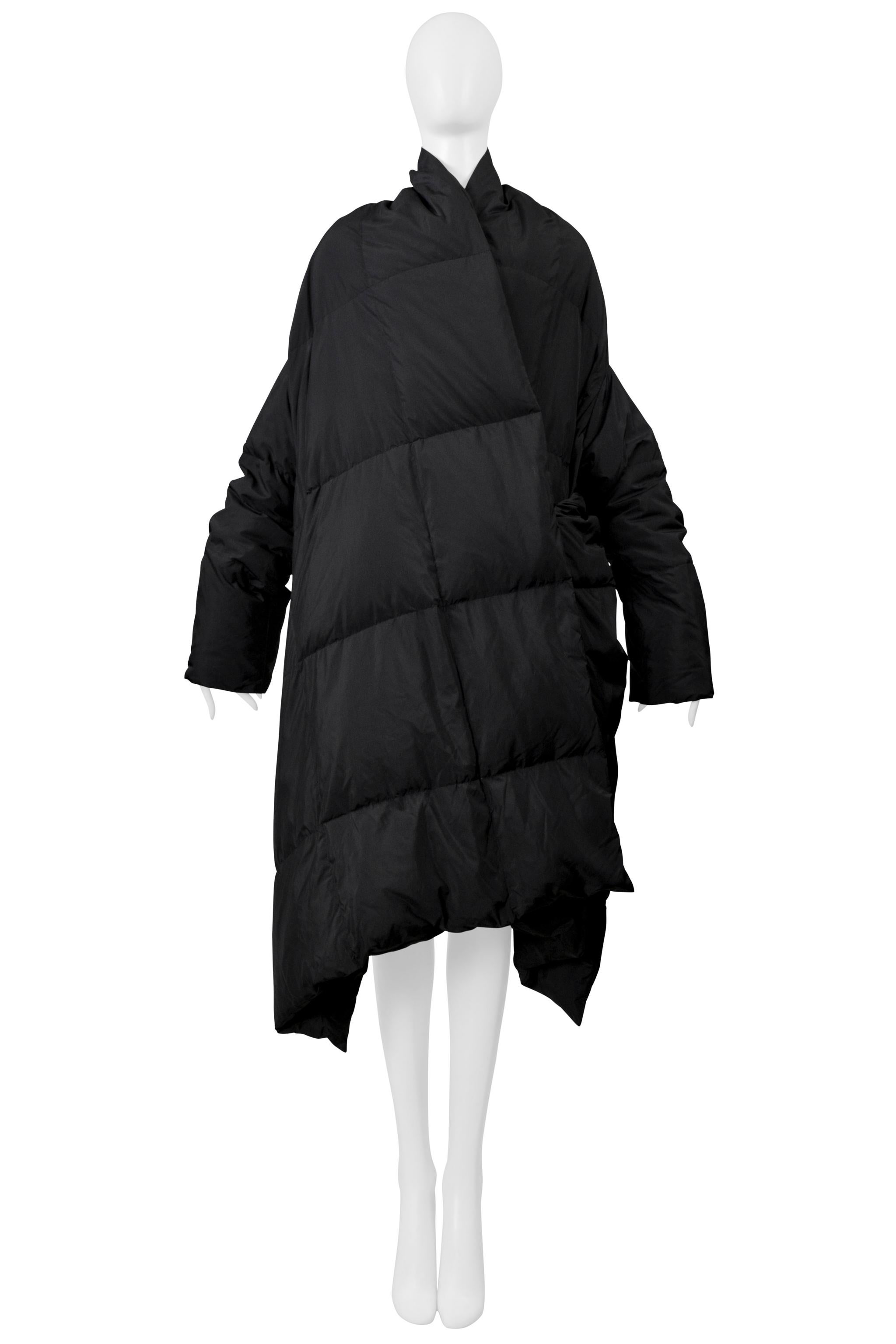 Issey Miyake Schwarze gepolsterte Kapuzenjacke 1999-2000 im Zustand „Hervorragend“ im Angebot in Los Angeles, CA