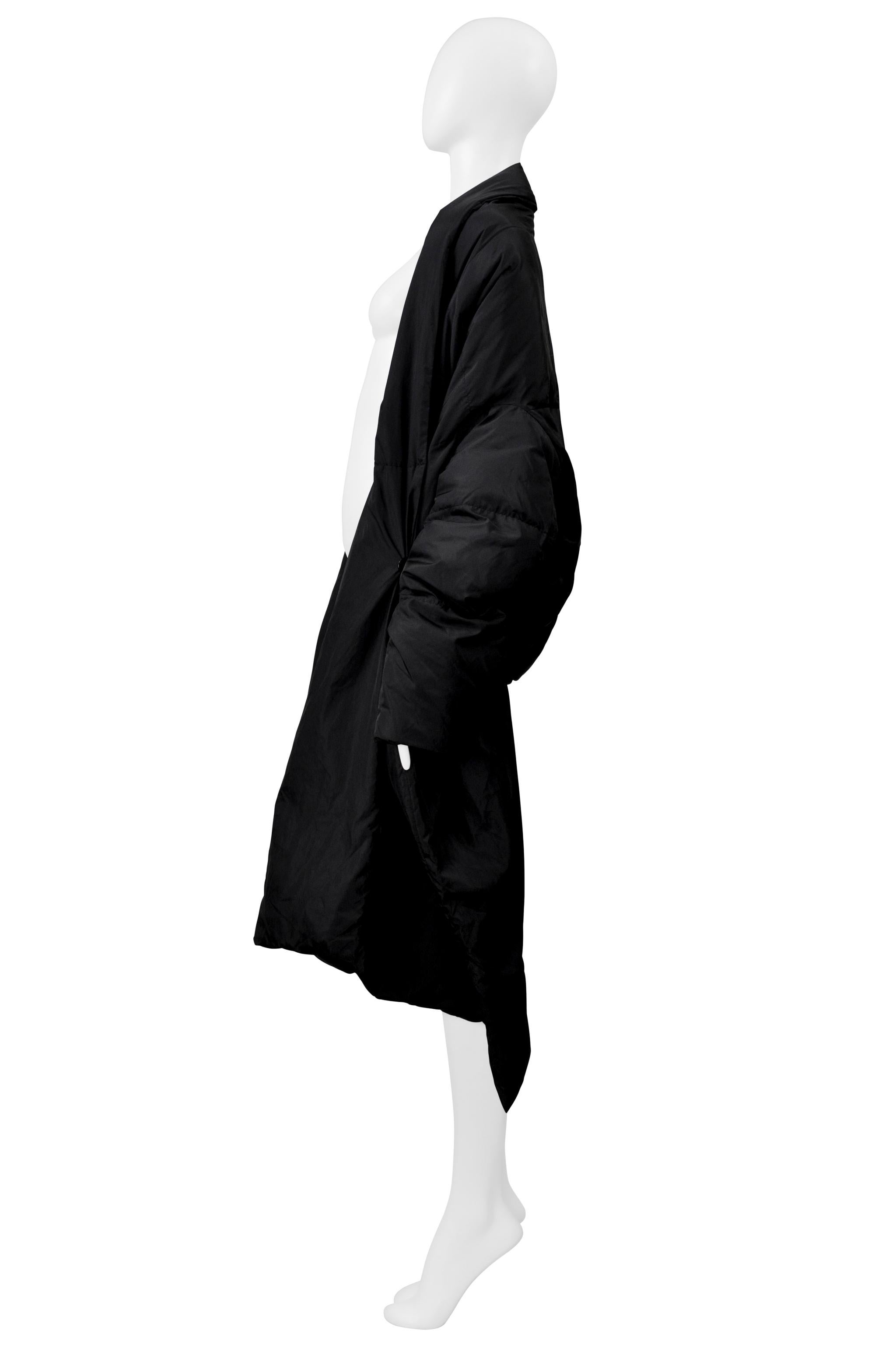 Issey Miyake Schwarze gepolsterte Kapuzenjacke 1999-2000 im Angebot 1