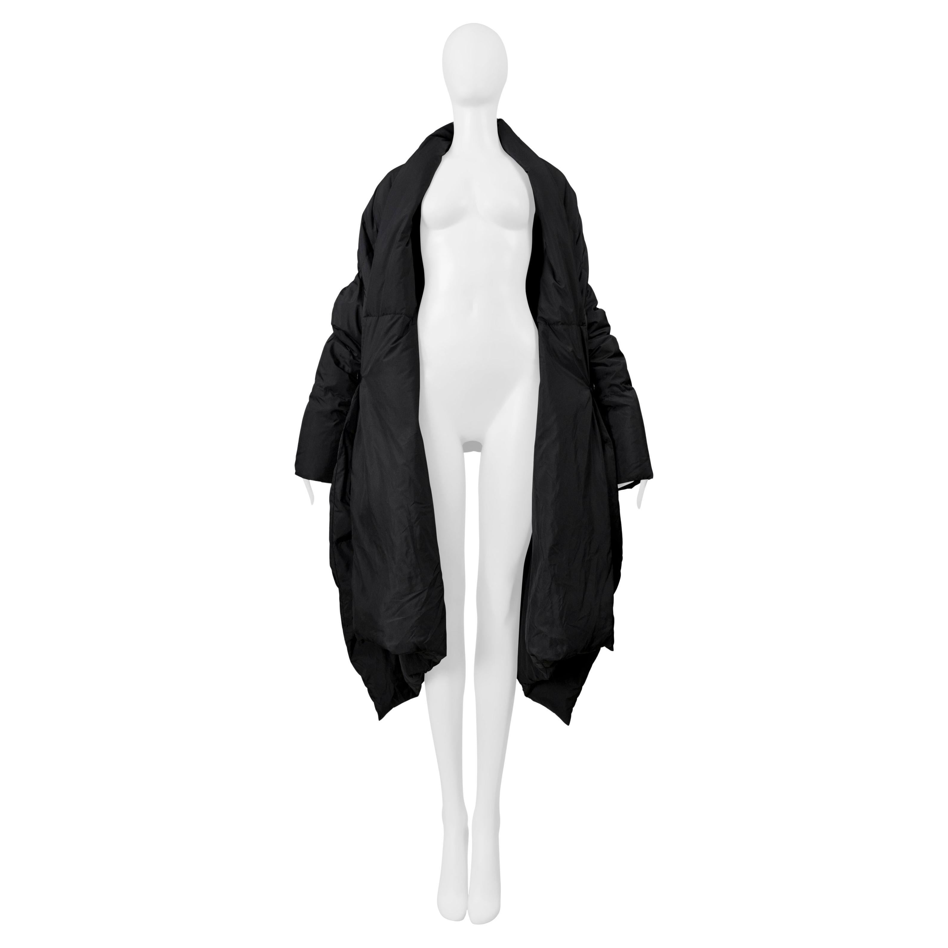 Issey Miyake Schwarze gepolsterte Kapuzenjacke 1999-2000 im Angebot