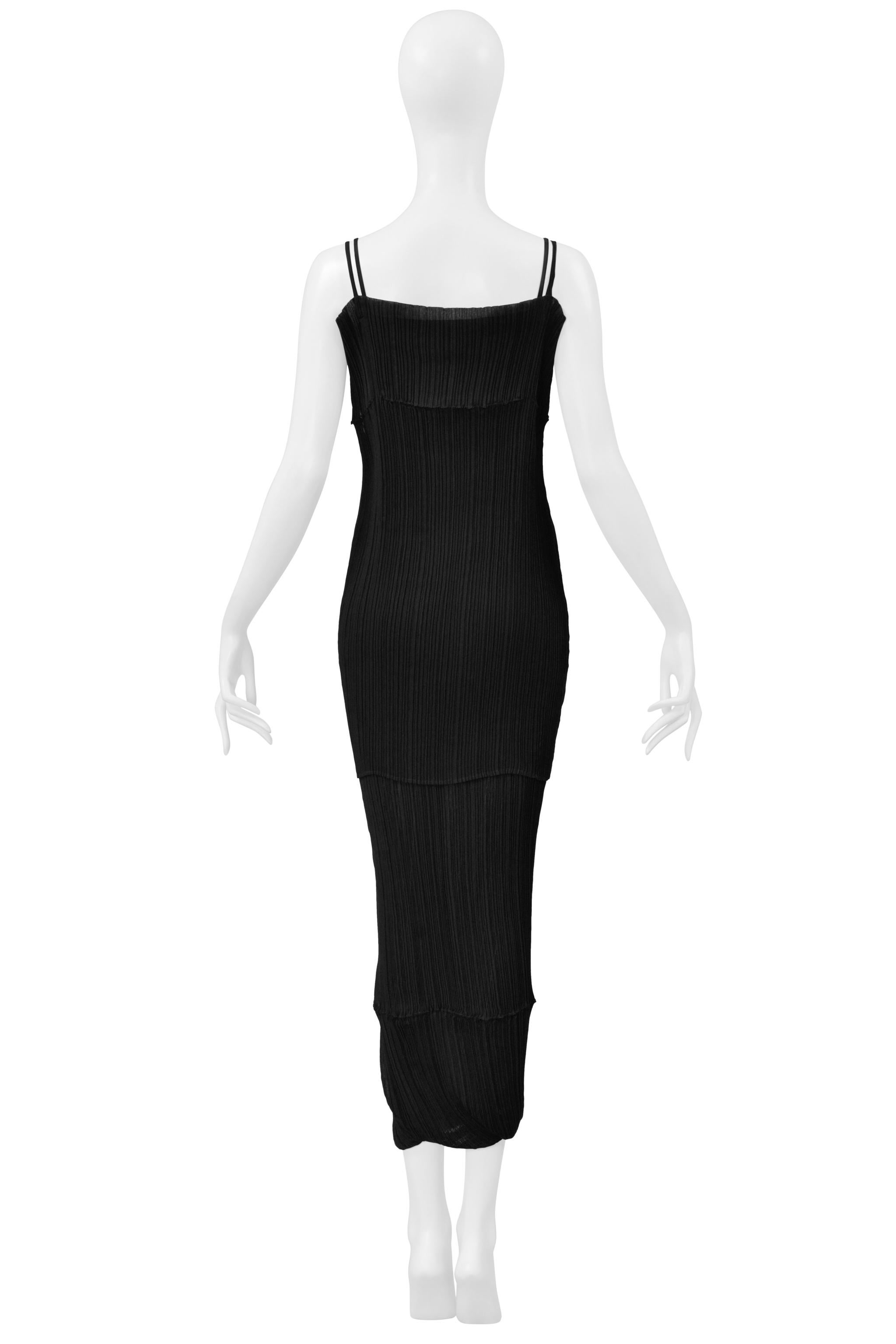 Resurrection Vintage freut sich, ein schwarzes, plissiertes, doppellagiges, figurbetontes Miederkleid von Issey Miyake anbieten zu können. Es hat einen geraden Halsausschnitt, eine figurbetonte Silhouette, eine äußere Lage, die oben gefaltet werden