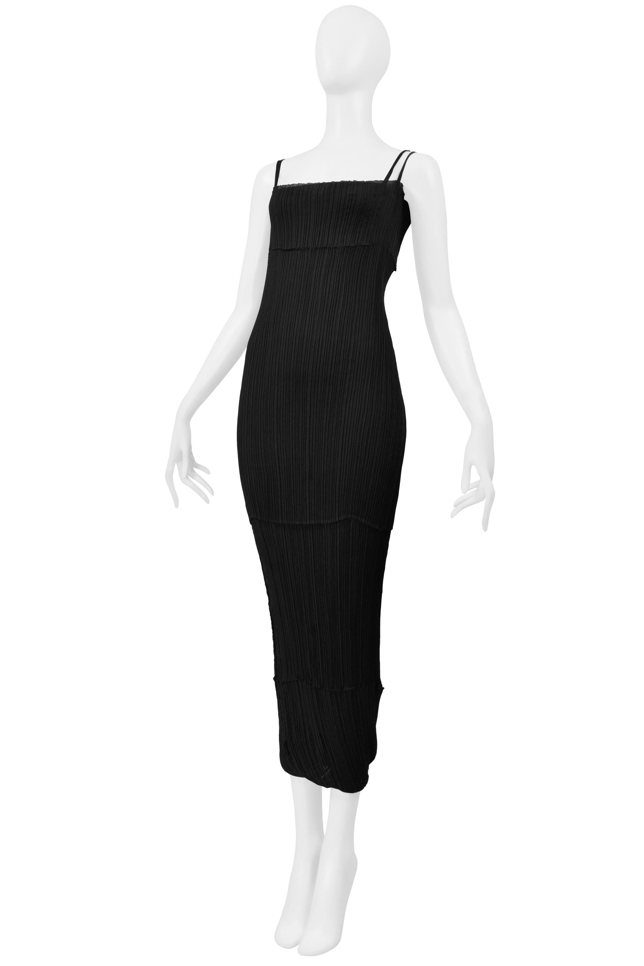 Issey Miyake Schwarzes plissiertes, doppellagiges Camisole-Kleid Abendkleid im Zustand „Hervorragend“ im Angebot in Los Angeles, CA