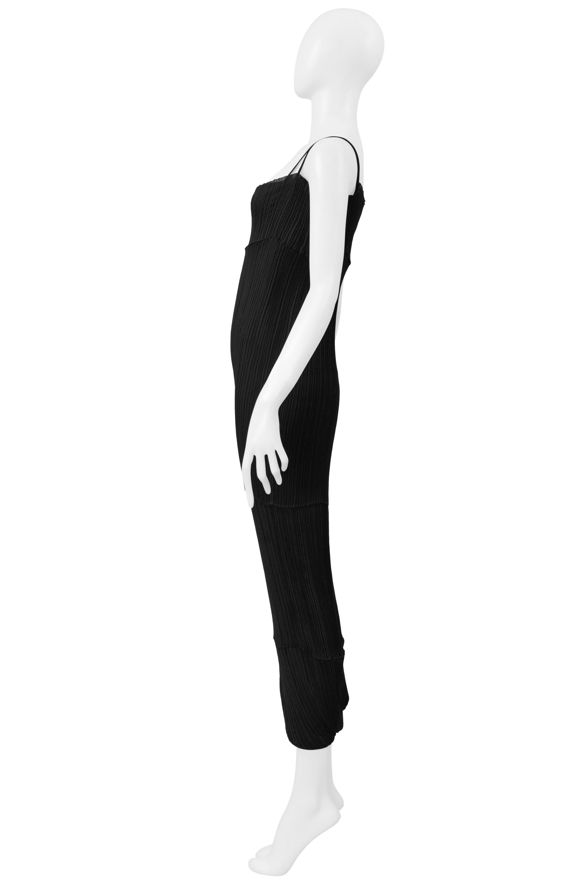Issey Miyake Schwarzes plissiertes, doppellagiges Camisole-Kleid Abendkleid Damen im Angebot