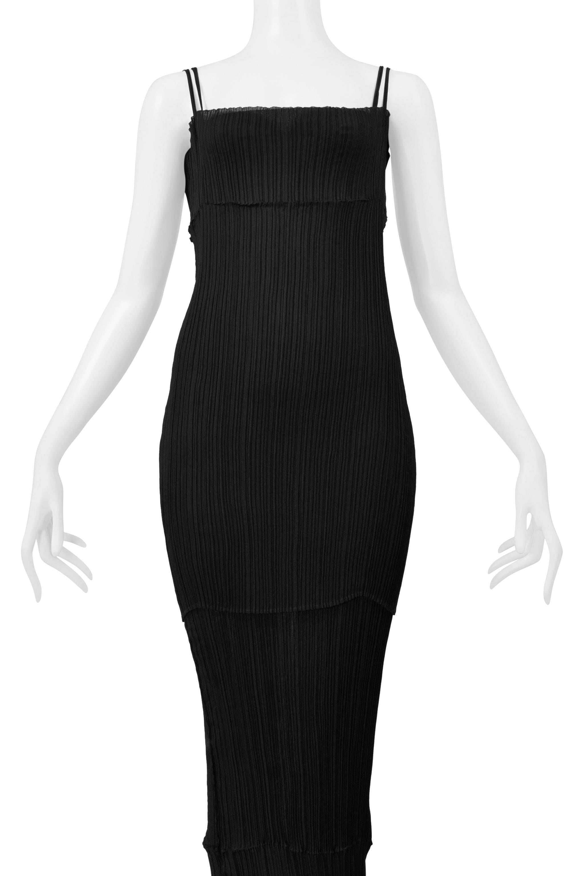 Issey Miyake Schwarzes plissiertes, doppellagiges Camisole-Kleid Abendkleid im Angebot 1