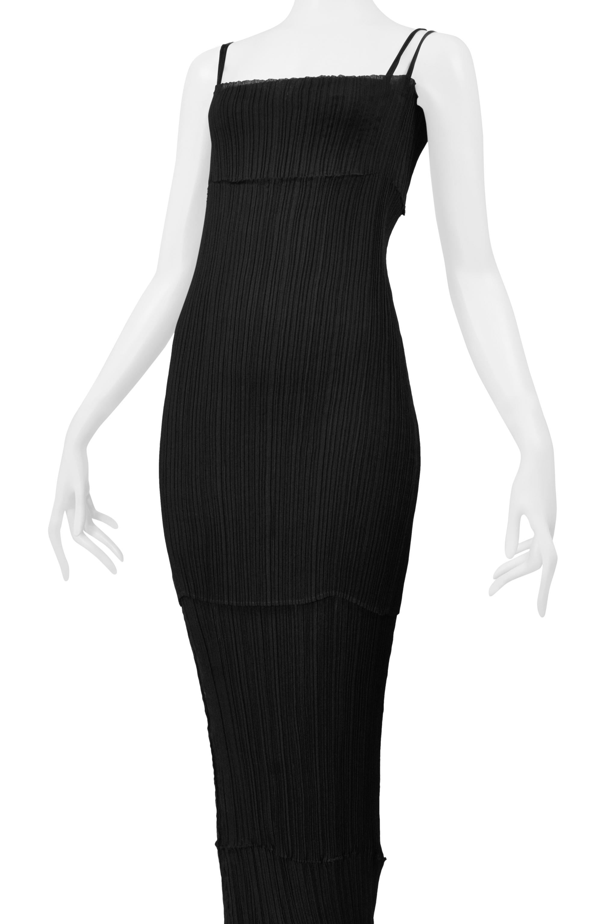 Issey Miyake Schwarzes plissiertes, doppellagiges Camisole-Kleid Abendkleid im Angebot 2