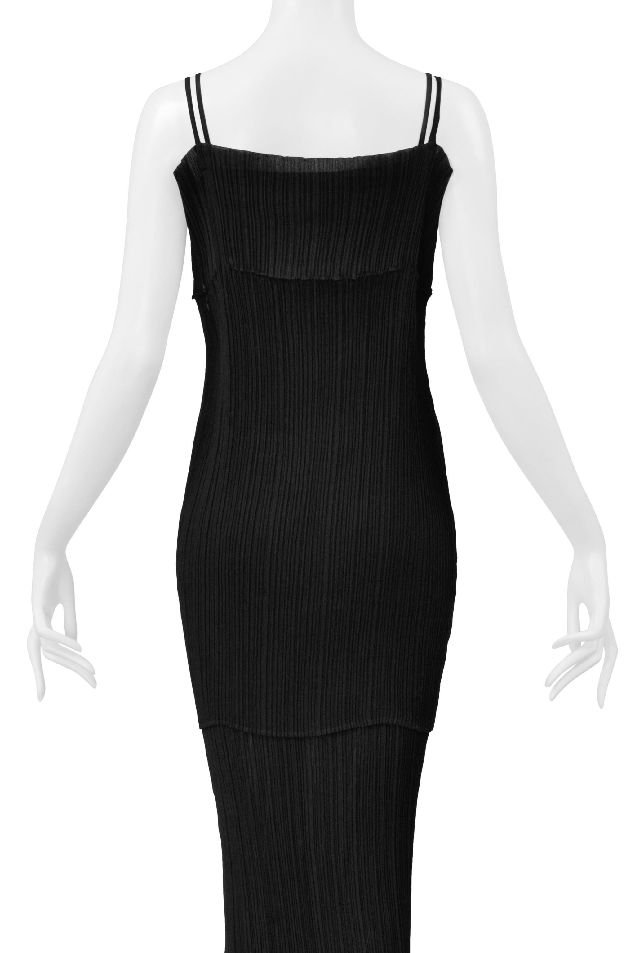 Issey Miyake Schwarzes plissiertes, doppellagiges Camisole-Kleid Abendkleid im Angebot 4