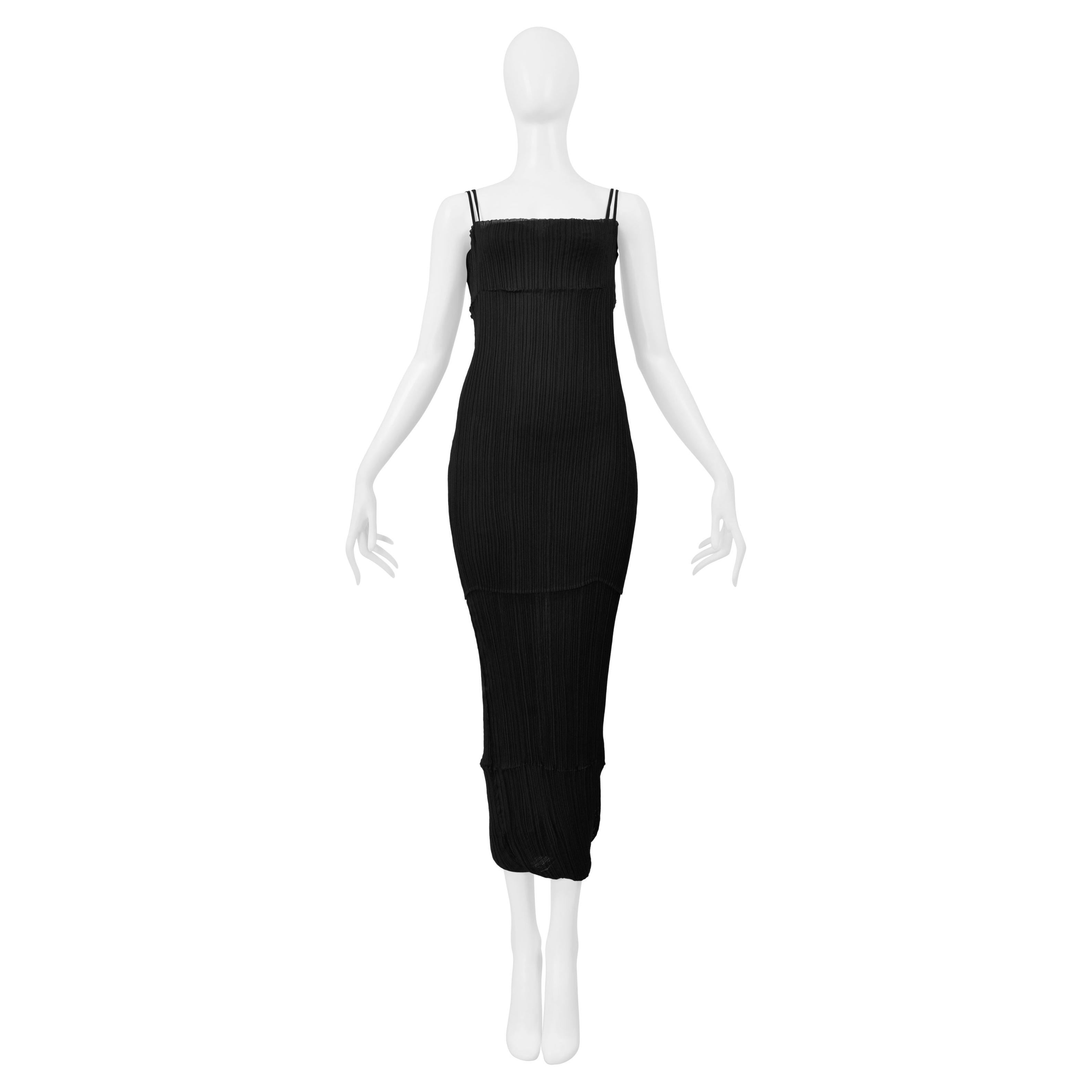 Issey Miyake Schwarzes plissiertes, doppellagiges Camisole-Kleid Abendkleid