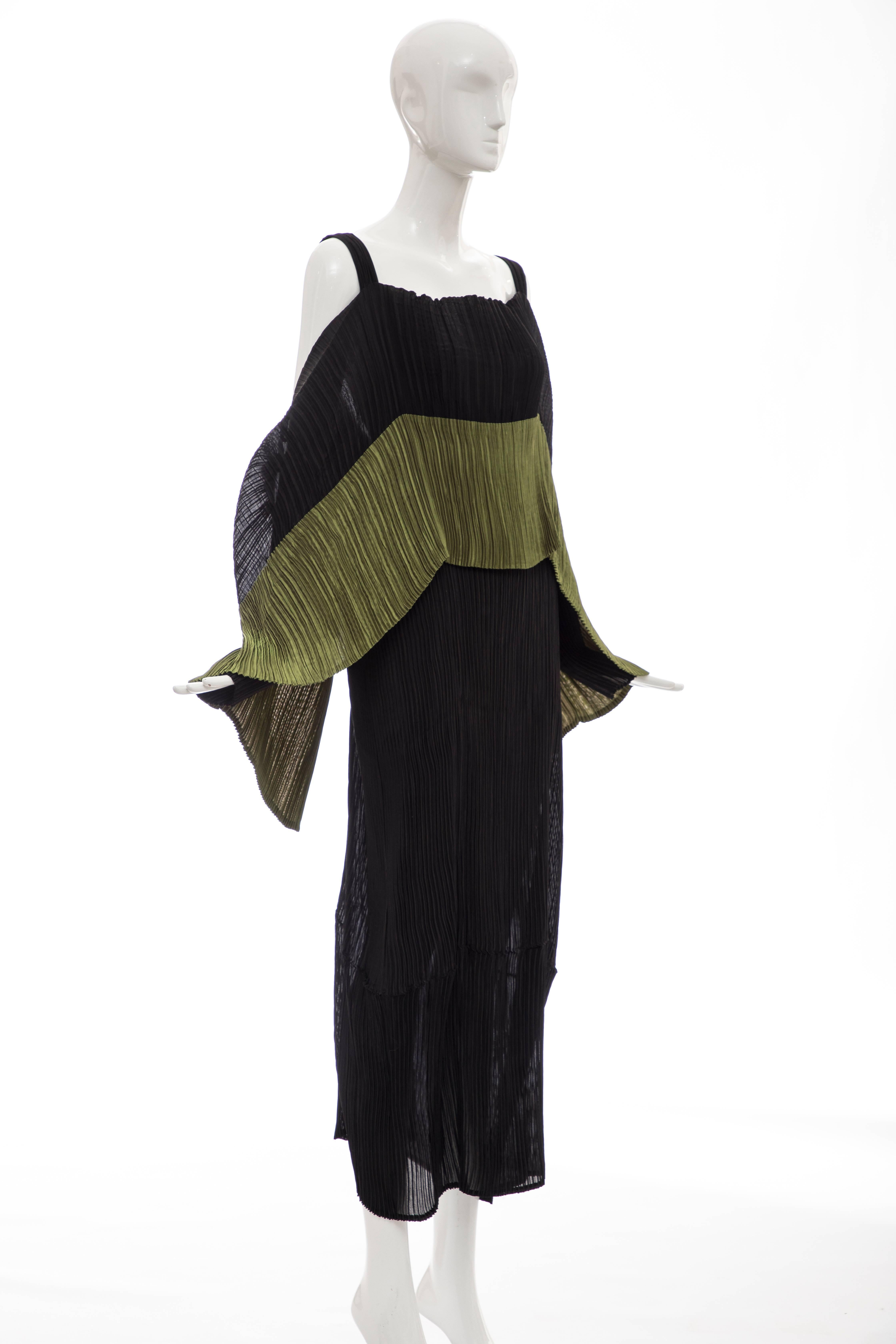 Issey Miyake Black Pleated Dress With Olive Green Panel At Bodice, Circa 1990s In Excellent Condition In Cincinnati, OH