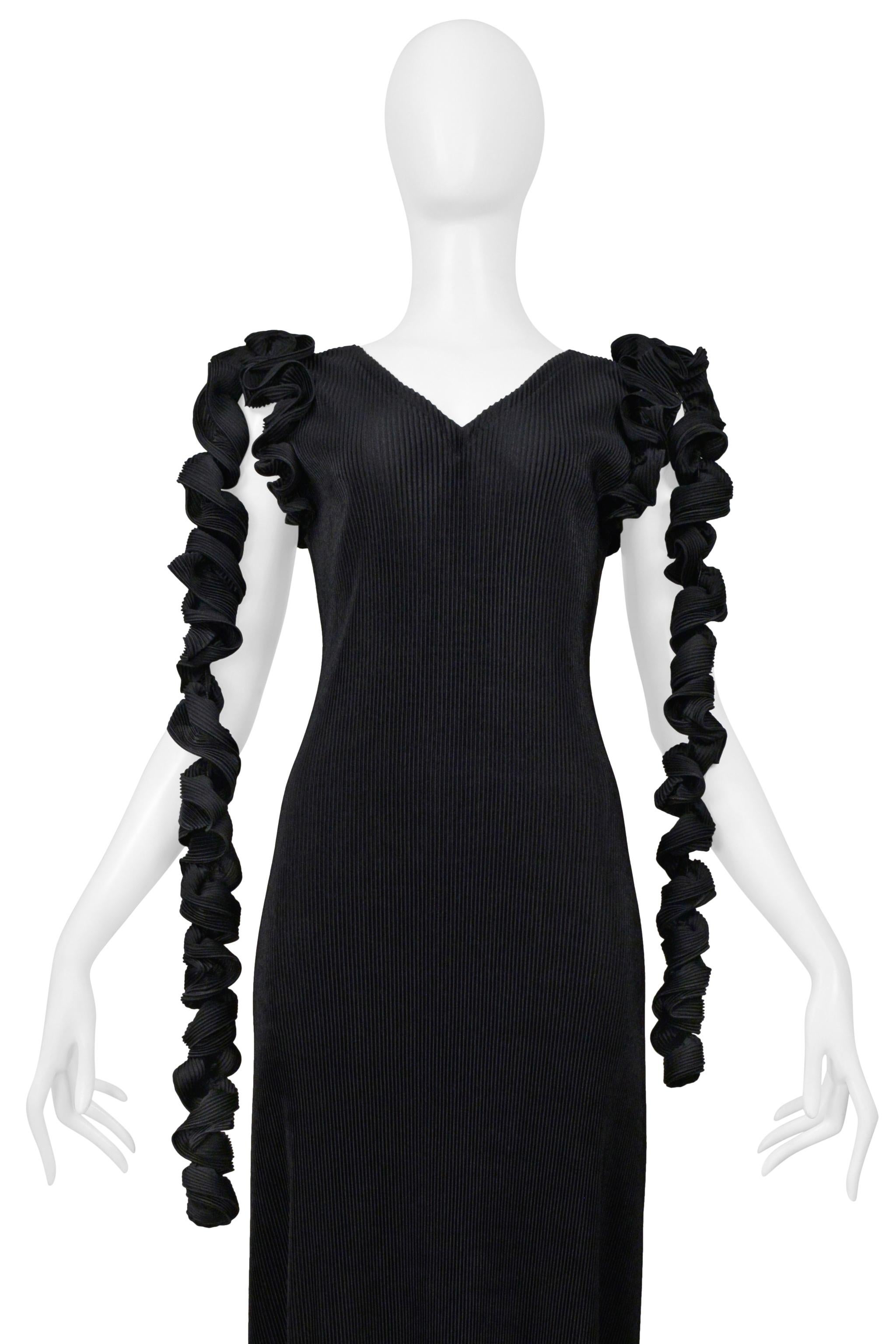 Resurrection Vintage è lieta di offrire un abito da sera nero vintage di Issey Miyake. Questo abito è caratterizzato da pieghe in stile Fortuny, finitura in raso, scollatura a V, lunghi viticci a spirale plissettati e lunghezza alla