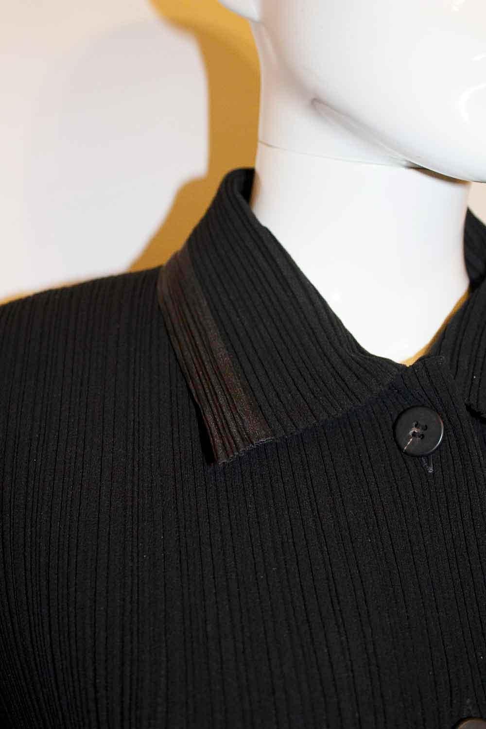 Issey Miyake Schwarze plissierte Jacke , Hauptlinie für Damen oder Herren im Angebot