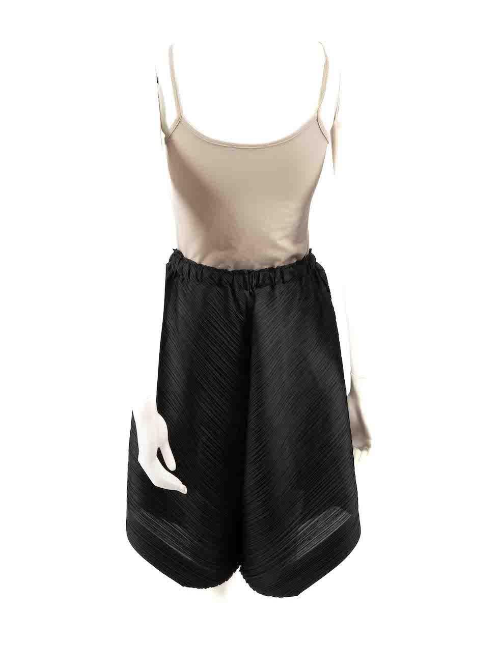 Issey Miyake Black Pleated Knee Length Shorts Size XL In Good Condition For Sale In London, GB