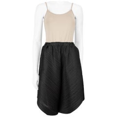Issey Miyake - Pantaloncini neri plissettati al ginocchio taglia XL