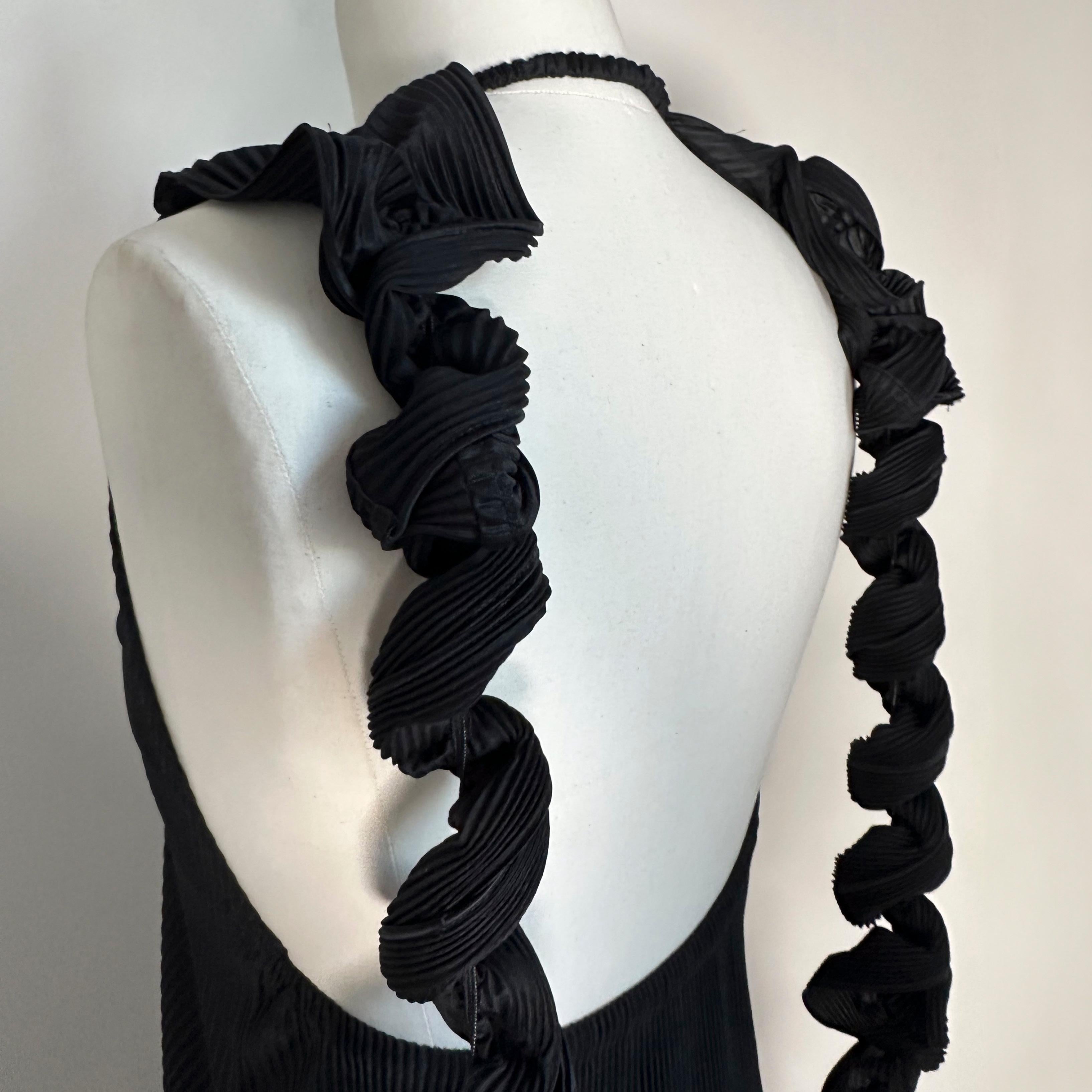 Issey Miyake Vestido Escultural Plisado Negro, S/S 1992 en Excelente estado para la venta en Paris, FR