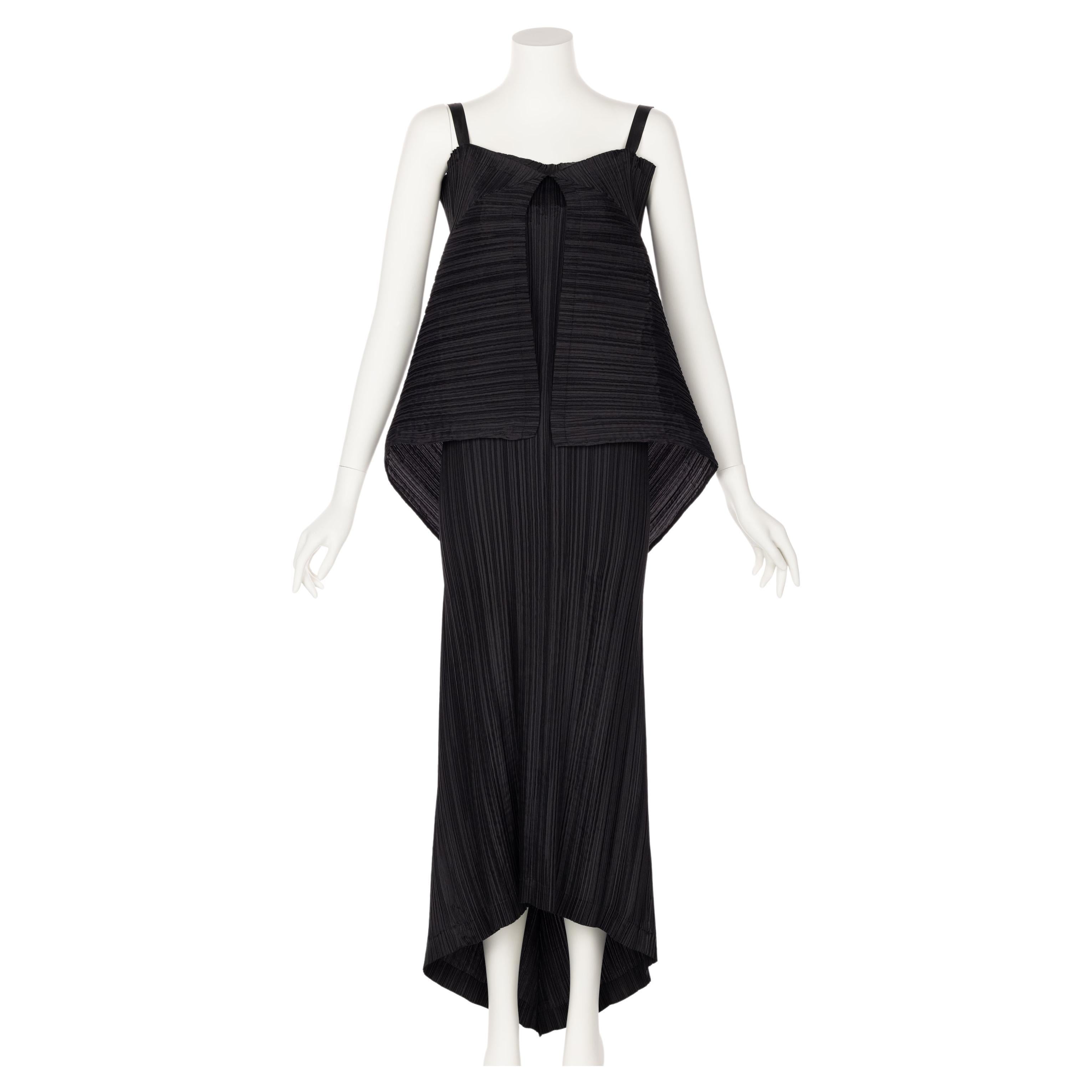Issey Miyake Black Pleated Sculptural Maxi Dress, 1990s Museum Collection In Excellent Condition For Sale In Boca Raton, FL