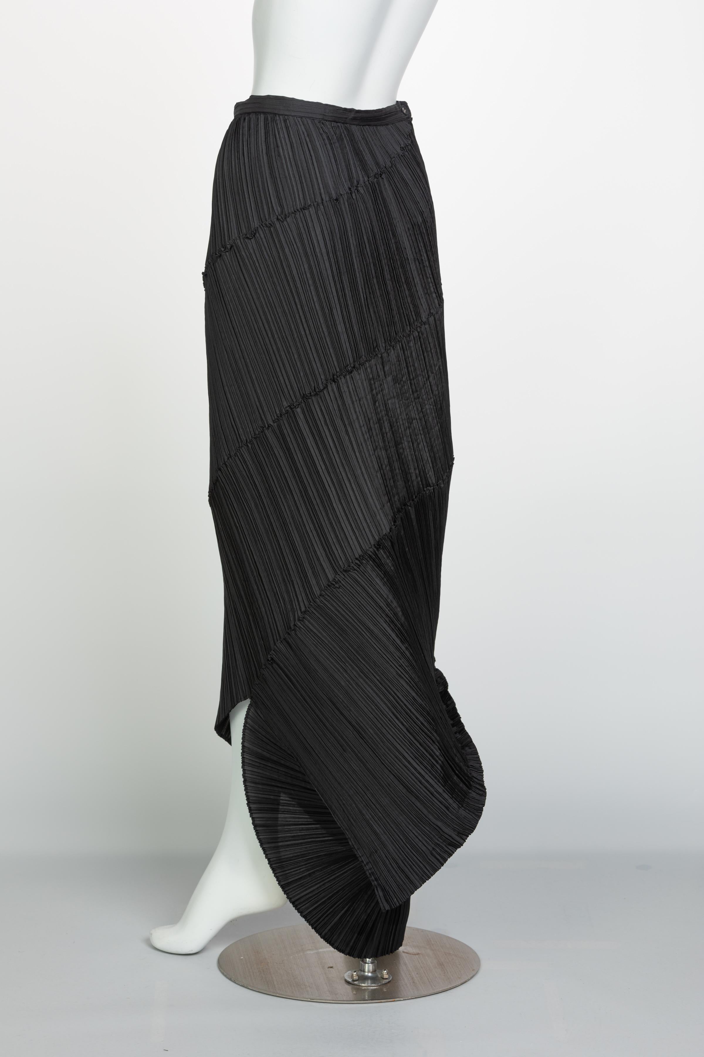 Issey Miyake Black Pleated Spiral Skirt, 1990s In Excellent Condition In Boca Raton, FL