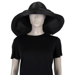 Cappello FEDORA plissettato Issey Miyake in poliestere nero, collezione 2015, taglia unica