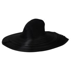 Cappello FEDORA plissettato Issey Miyake in poliestere nero, collezione 2015, taglia unica