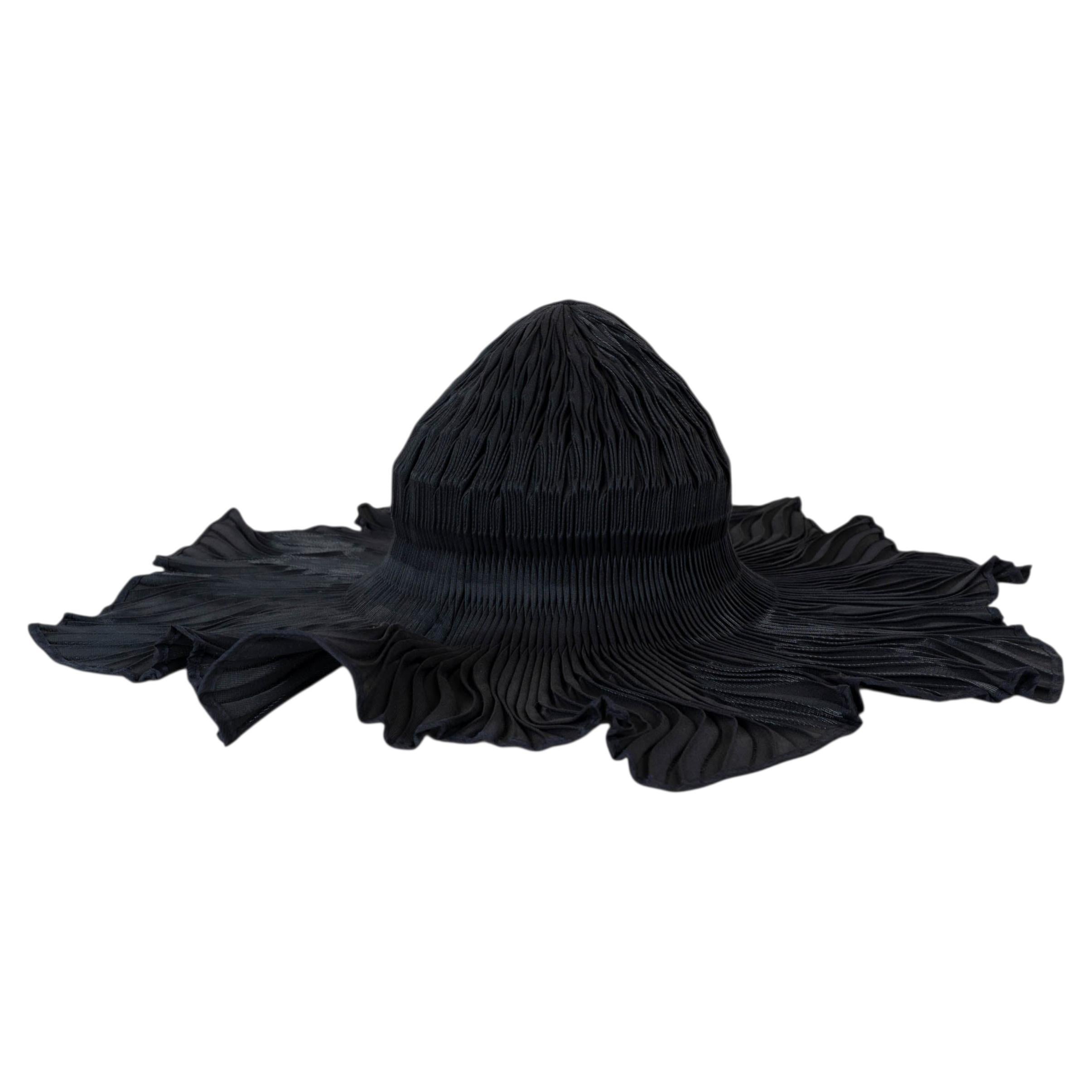 ISSEY MIYAKE black polyester 2016 WAVE PLEATED FEDORA Hat One Size For Sale