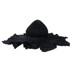 Chapeau FEDORA plissé « WAVE » Issey Miyake en polyester noir, collection 2016, taille unique