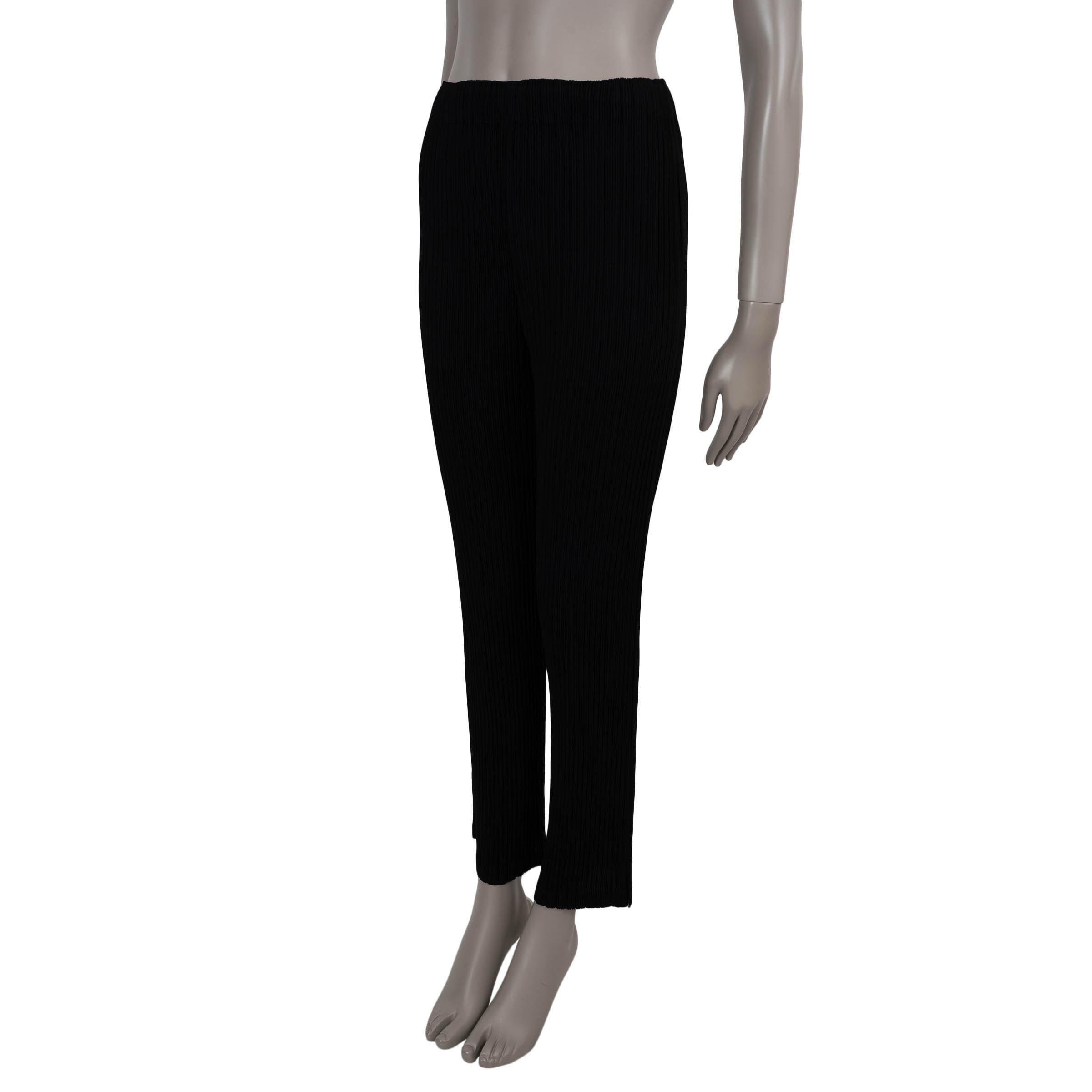 Diese 100% authentische Issey Miyake Hose aus schwarzem, schraffiertem, plissiertem Polyester (100%) fängt die skulpturale Herangehensweise des Hauses an alltägliche Essentials ein. Die Hose mit geradem Bein hat einen elastischen Bund, der für