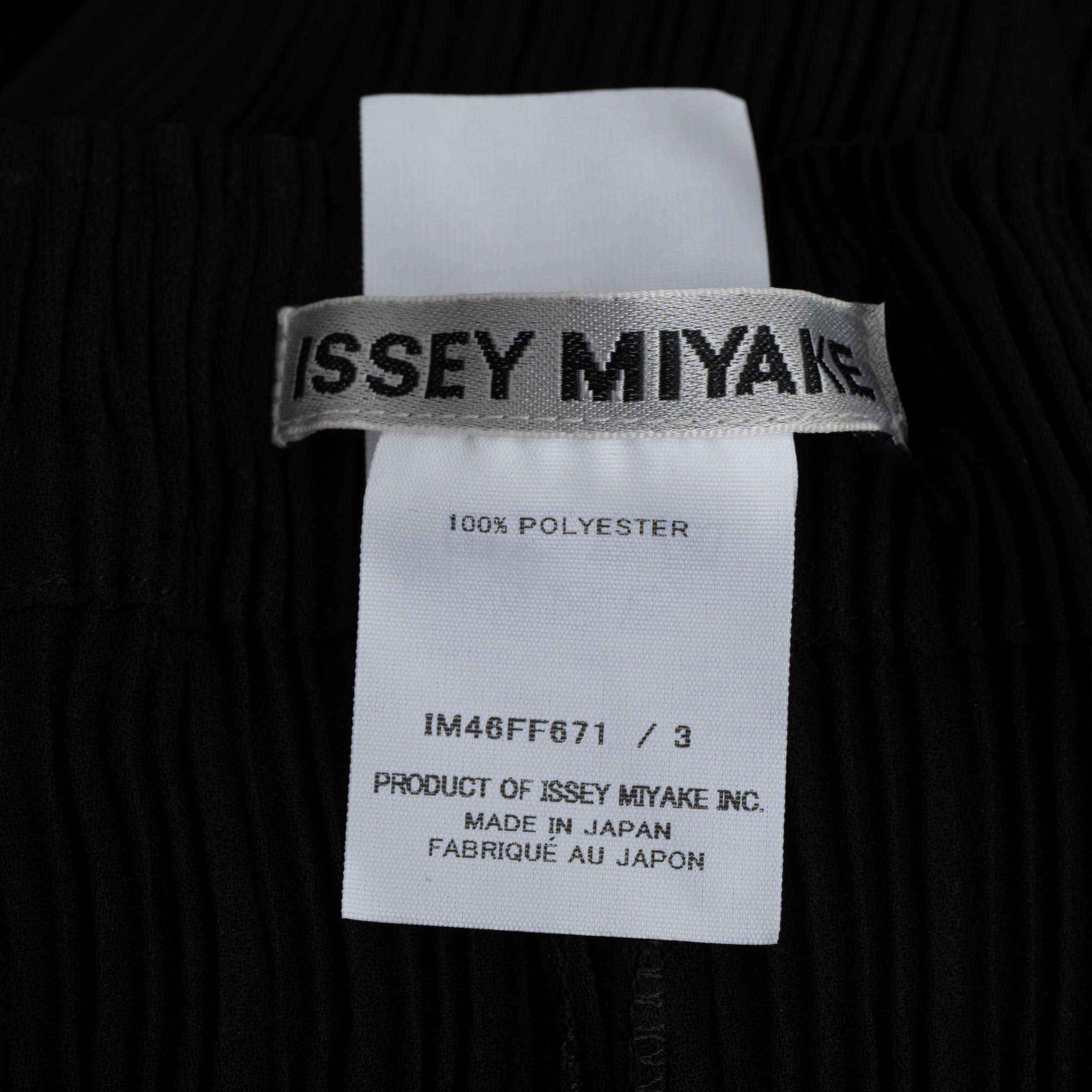 ISSEY MIYAKE schwarz Polyester HATCHING PELATS STRAIGHT LEG Pants 3 M im Angebot 1
