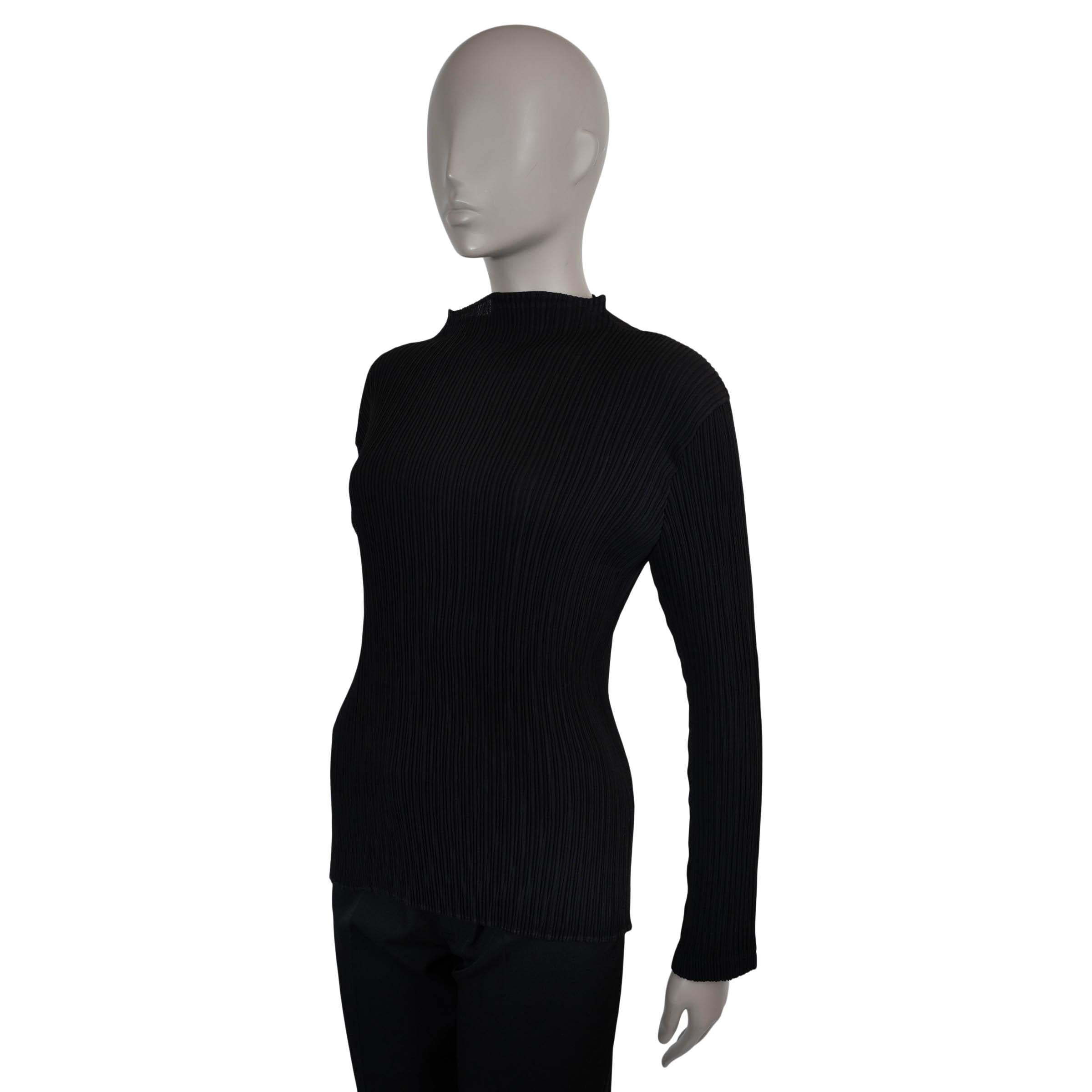 Ce top 100% authentique Issey Miyake en polyester plissé à hachures noires (100%) incarne le minimalisme architectural du label. Coupé dans une silhouette ajustée, il présente un col simili et des manches longues, mettant en valeur la technique de