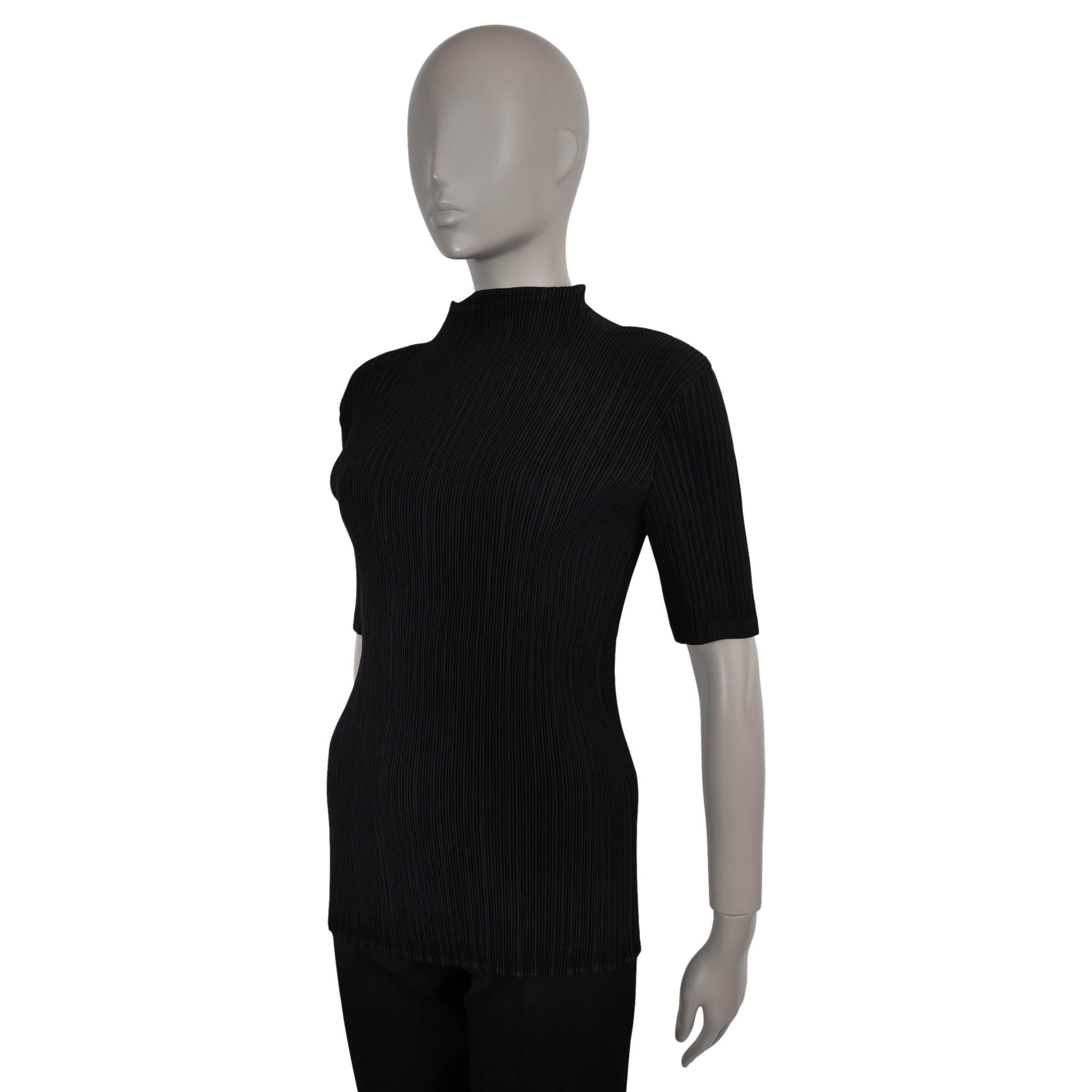 Ce top 100% authentique d'Issey Miyake en polyester plissé à hachures noires (100%) reflète l'approche sculpturale de la maison en matière d'élégance quotidienne. Conçu avec une silhouette ajustée, il présente un col simili et des manches courtes,