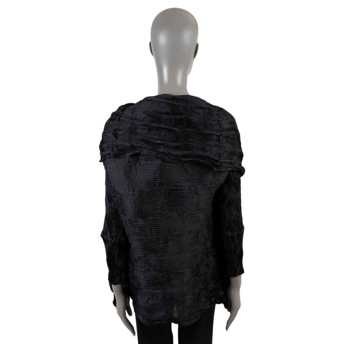 ISSEY MIYAKE black polyester PLEATED DRAPED WRAP Jacket 2 S In Excellent Condition For Sale In Zürich, CH
