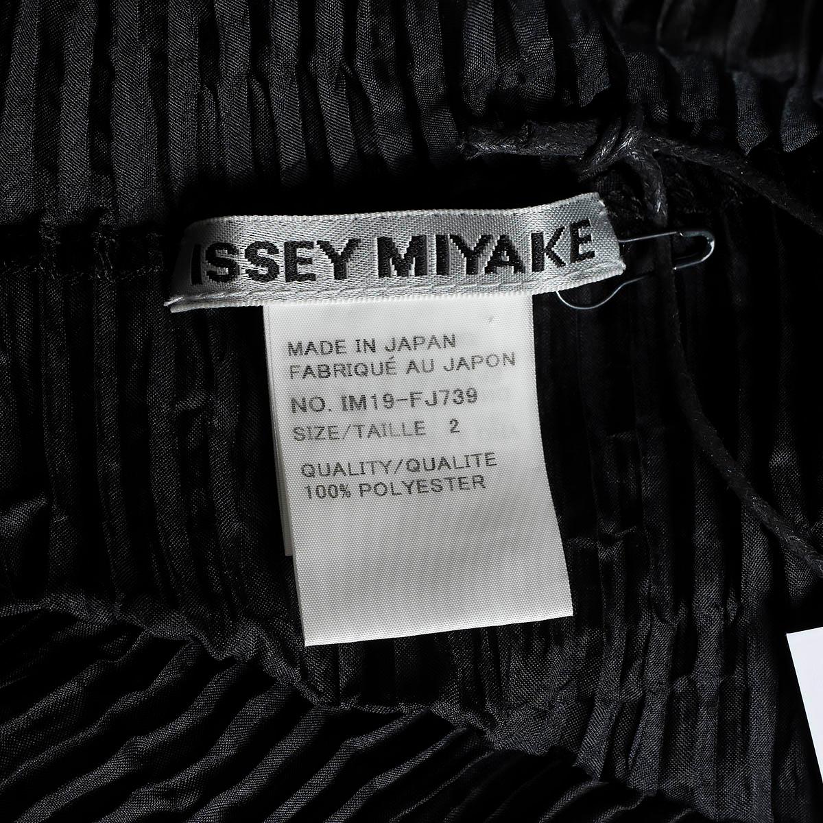 ISSEY MIYAKE black polyester PLEATED DRAPED WRAP Jacket 2 S For Sale 2