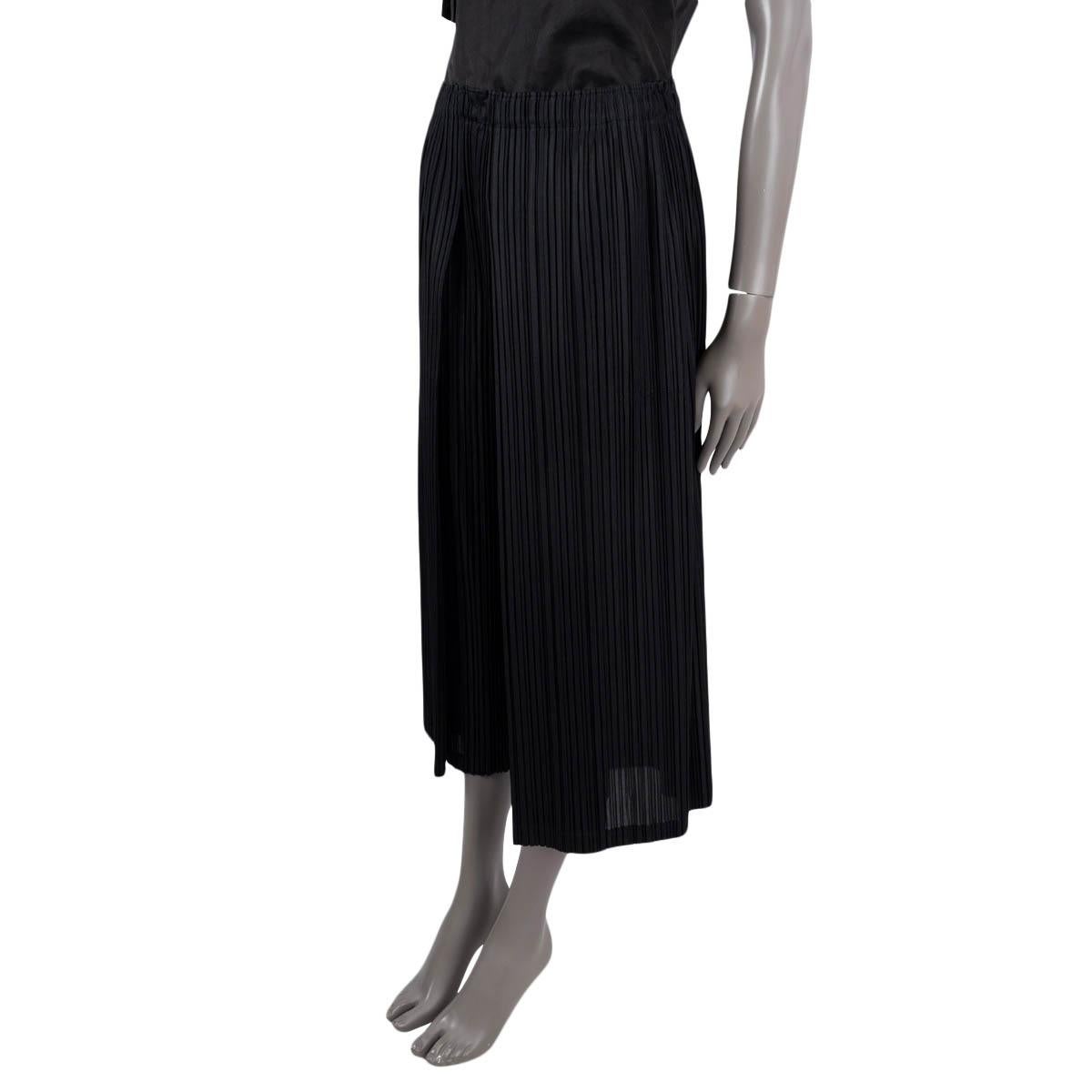 100% authentic Issey Miyake Pleats Please pleated wide leg culotte in black polyester (100%) with slit pockets on the side. Have been worn and are in excellent condition. 

Measurements
Model	PP68-JF414
Tag Size	3
Size	M
Waist	66cm (25.7in) to 102cm