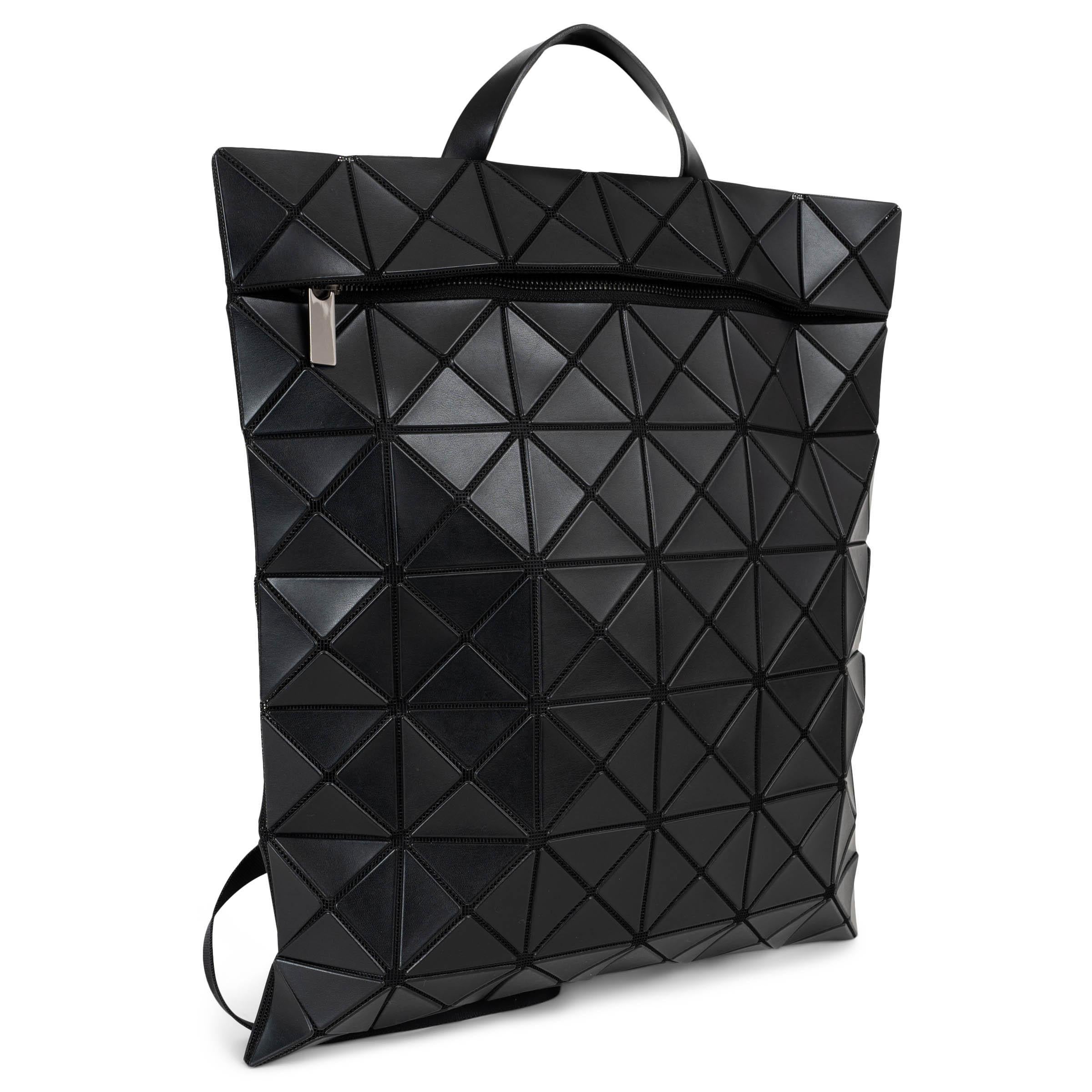 Questo zaino Issey Miyake Bao Bao in rete nera, autentico al 100%, è una straordinaria fusione di design futuristico e stile funzionale. Caratterizzata da triangoli in pelle nera disposti in quadrati dinamici, crea una silhouette scultorea e