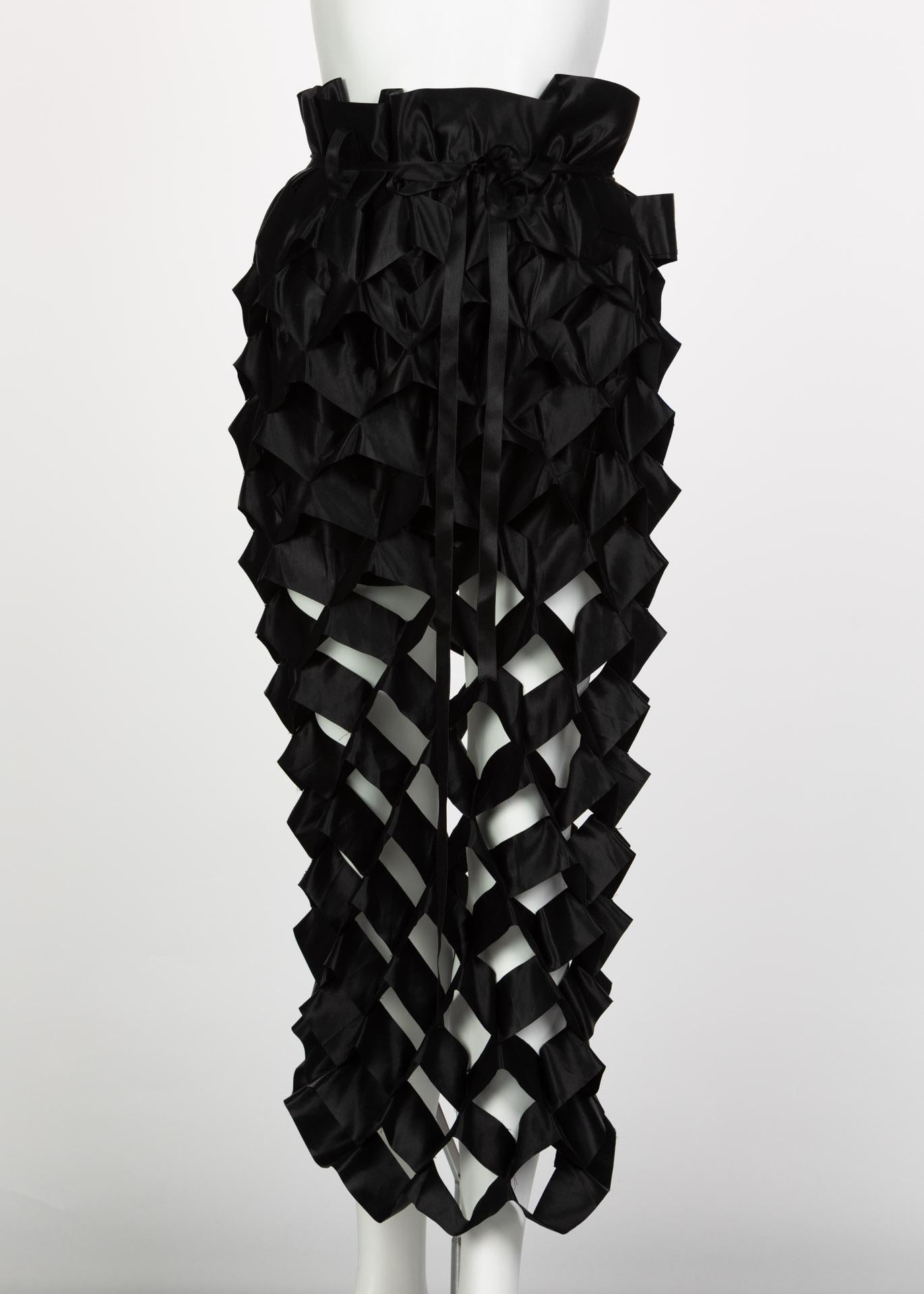 L'abbigliamento consiste nel trasformare il bidimensionale in tridimensionale. Grazie a tecniche innovative e alla manipolazione dei tessuti, Issey Miyake non manca mai di offrire modi interessanti per farlo. Dalla collezione Primavera/Estate 1991,