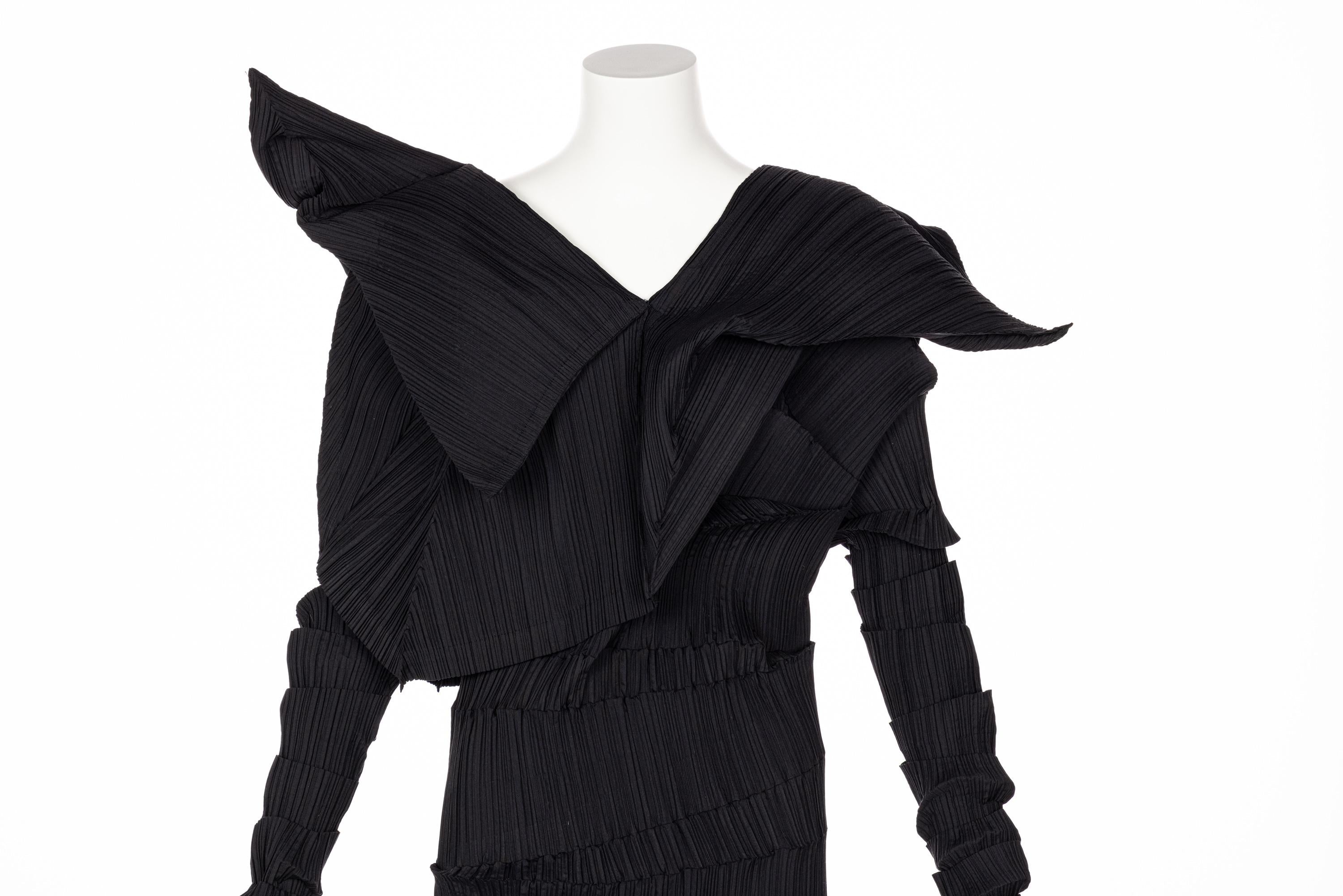 Issey Miyake Schwarzes skulpturales Kleid „Reverse Pleats“, Sammlung Museum 1989 6