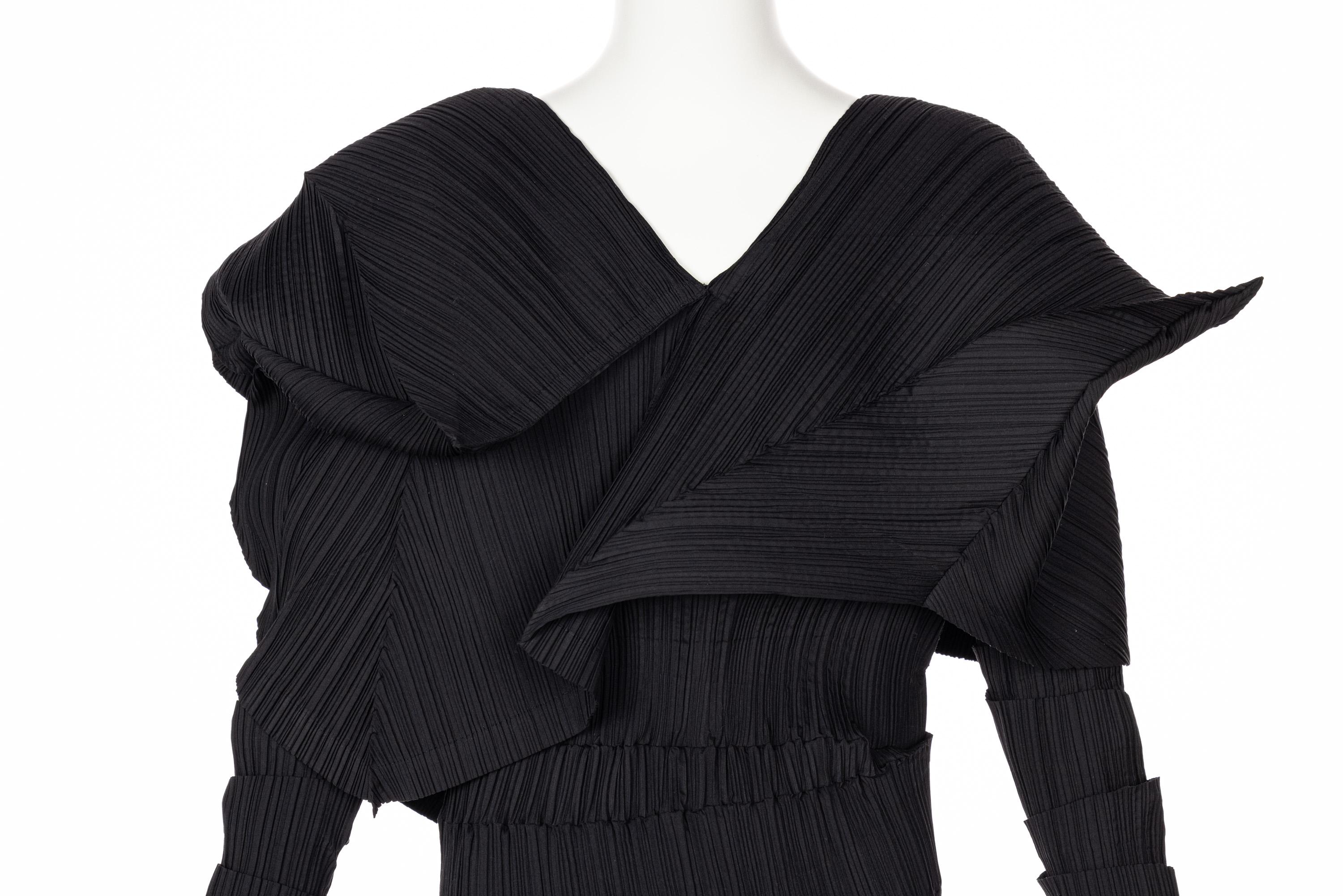 Issey Miyake Schwarzes skulpturales Kleid „Reverse Pleats“, Sammlung Museum 1989 7