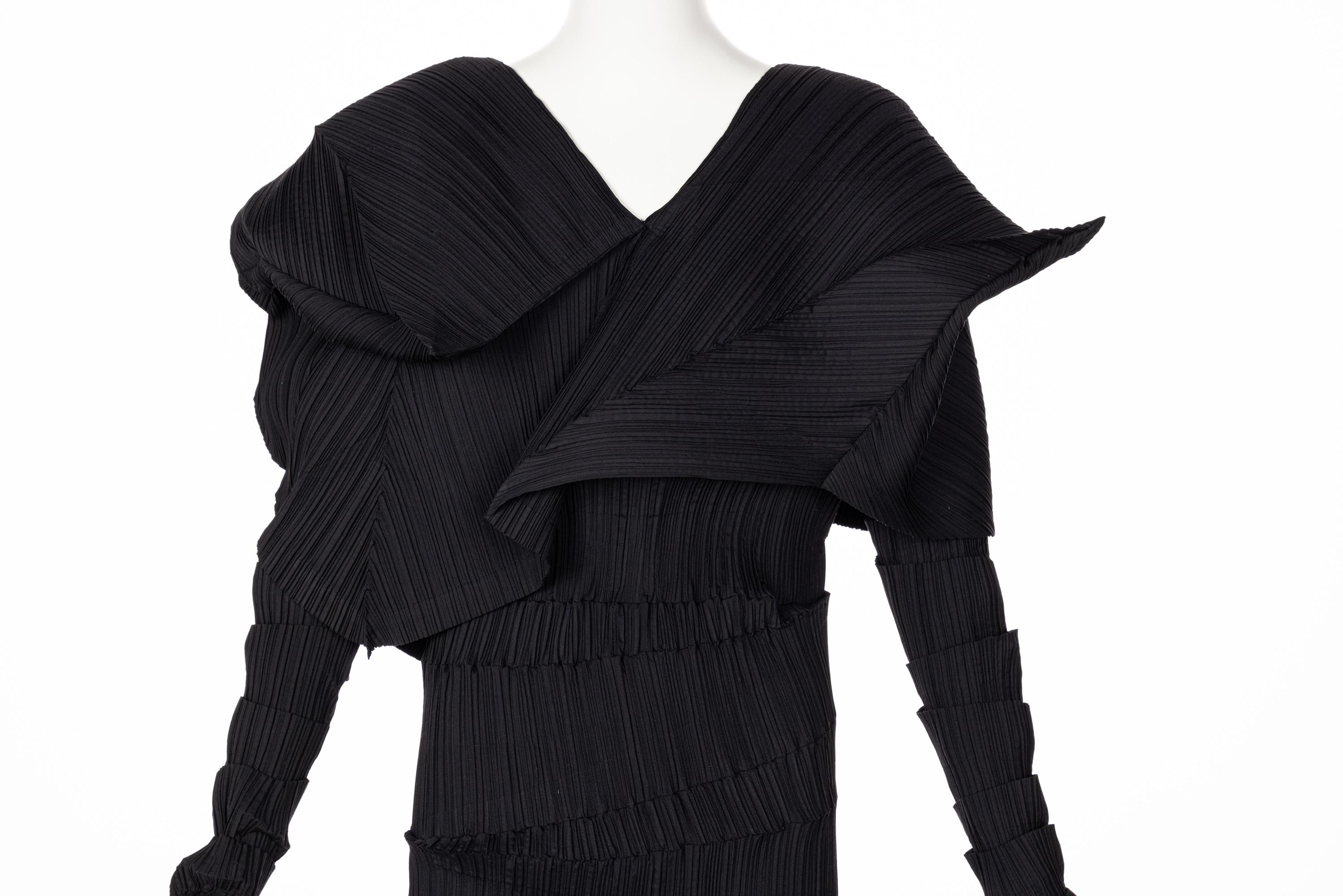 Issey Miyake Schwarzes skulpturales Kleid „Reverse Pleats“, Sammlung Museum 1989 8