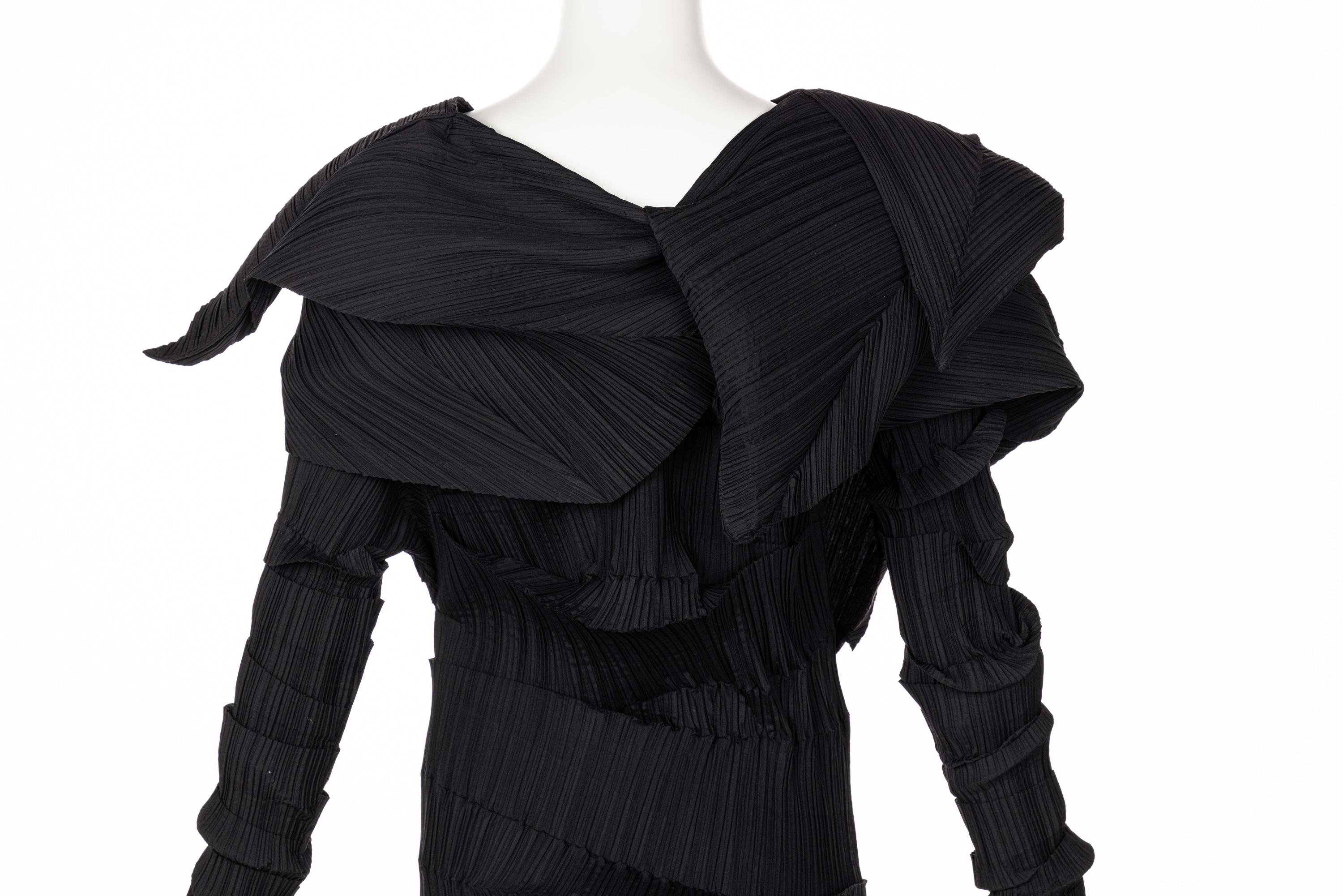 Issey Miyake Schwarzes skulpturales Kleid „Reverse Pleats“, Sammlung Museum 1989 9