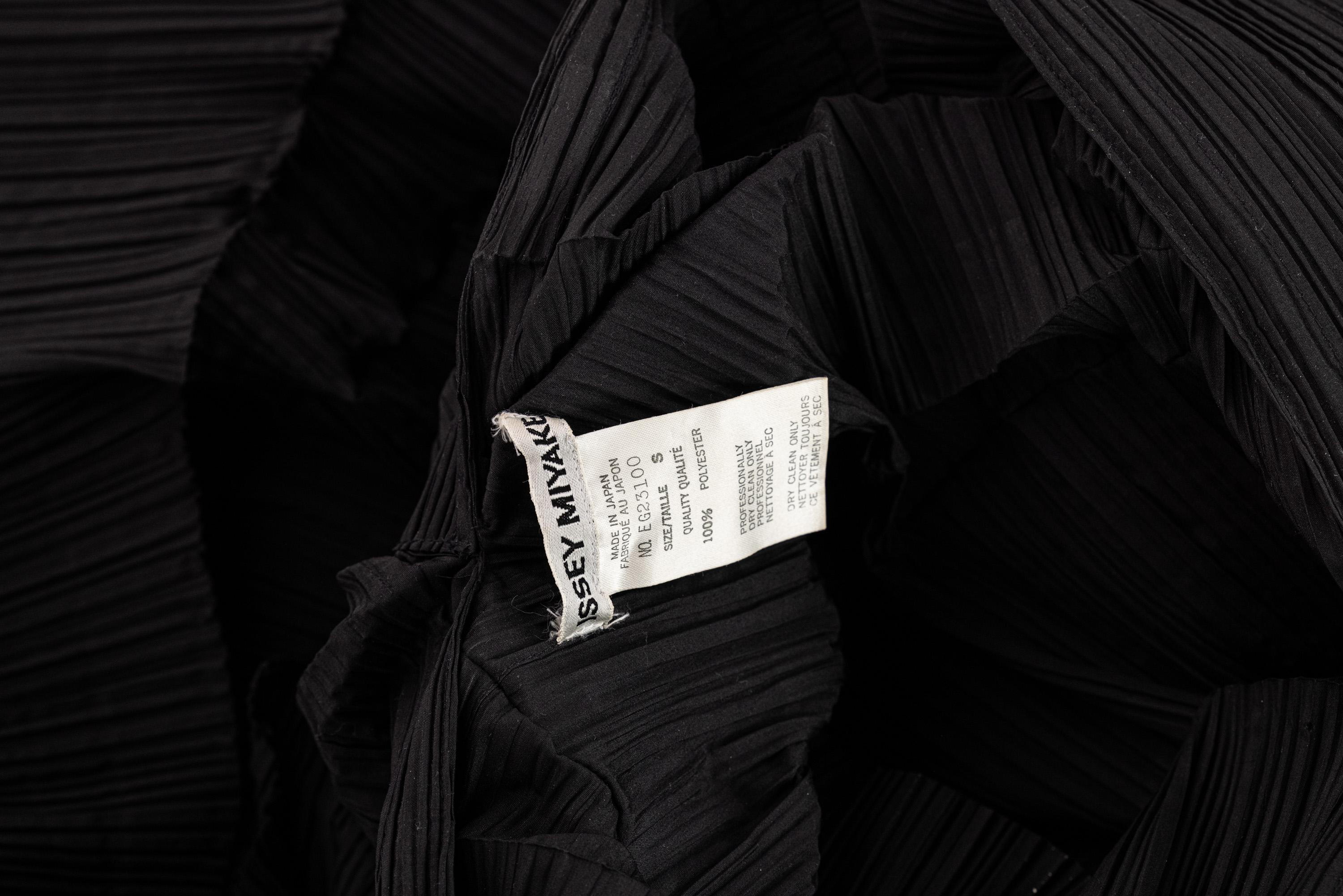 Issey Miyake Schwarzes skulpturales Kleid „Reverse Pleats“, Sammlung Museum 1989 10