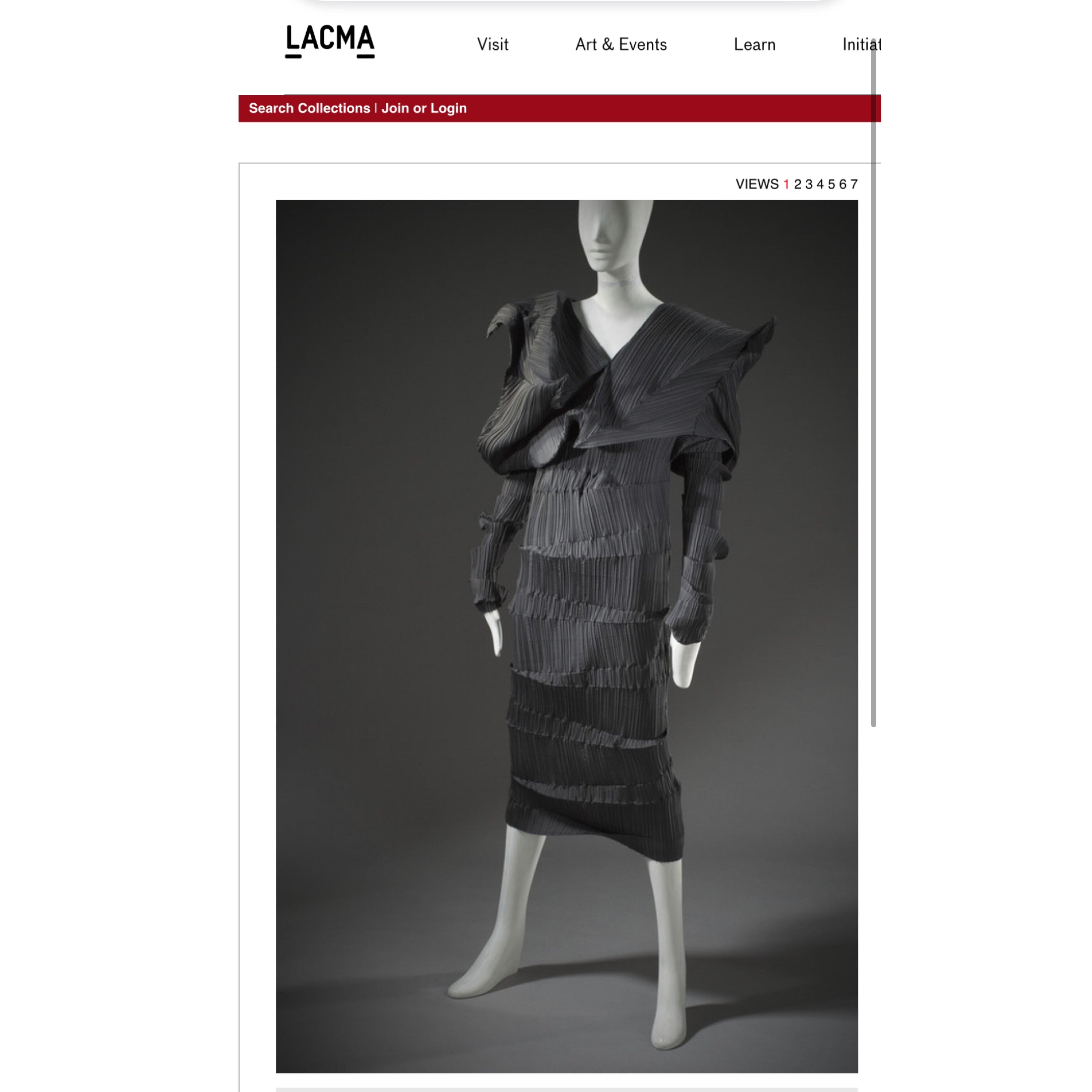 Der futuristische japanische Designer Issey Miyake ist ein Meister der Form und des Stoffes. Er ist bekannt für seine wunderschönen, skulpturalen Kleidungsstücke, die eine Hommage an die Vergangenheit darstellen und uns gleichzeitig in eine neue,