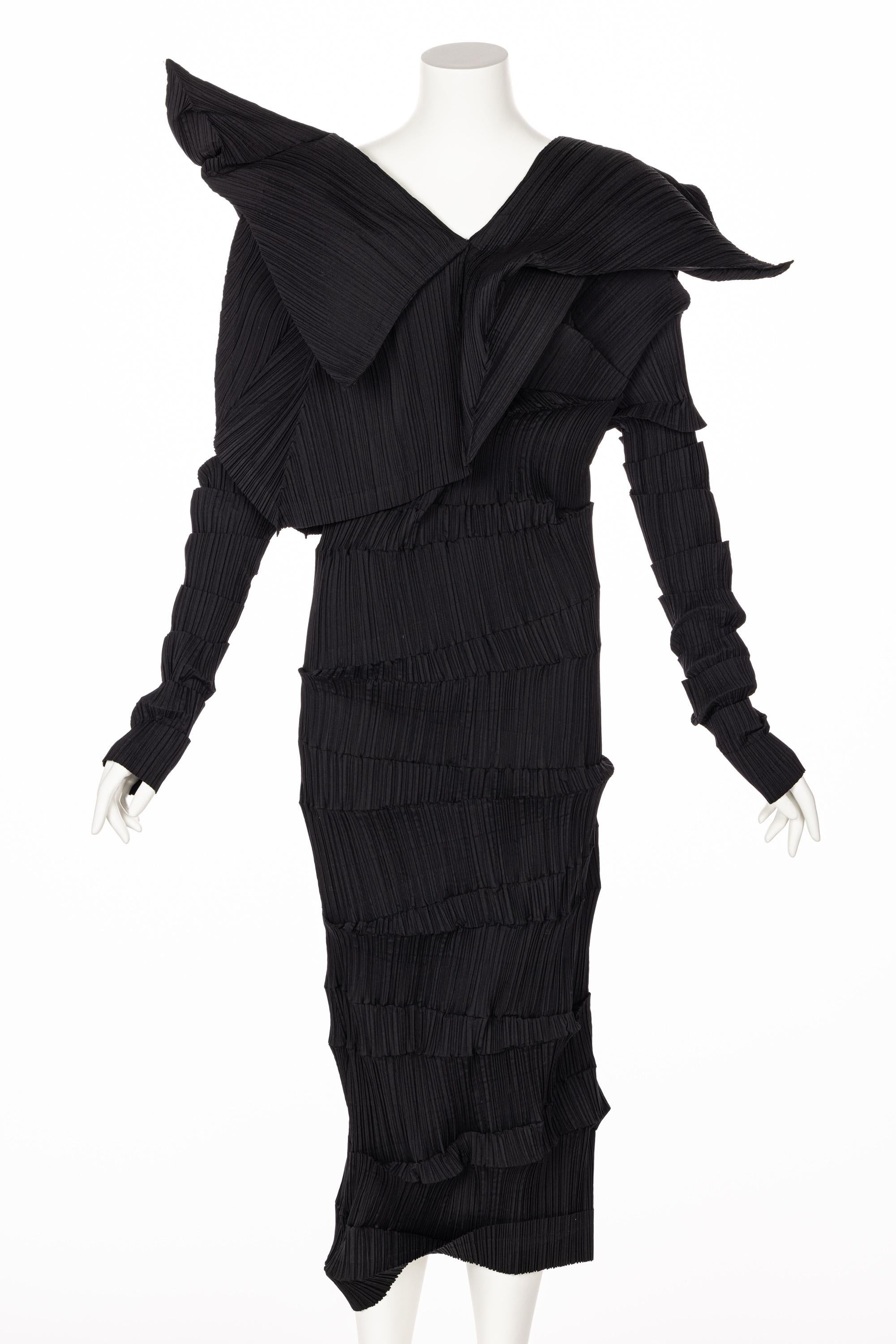 Issey Miyake Schwarzes skulpturales Kleid „Reverse Pleats“, Sammlung Museum 1989 für Damen oder Herren