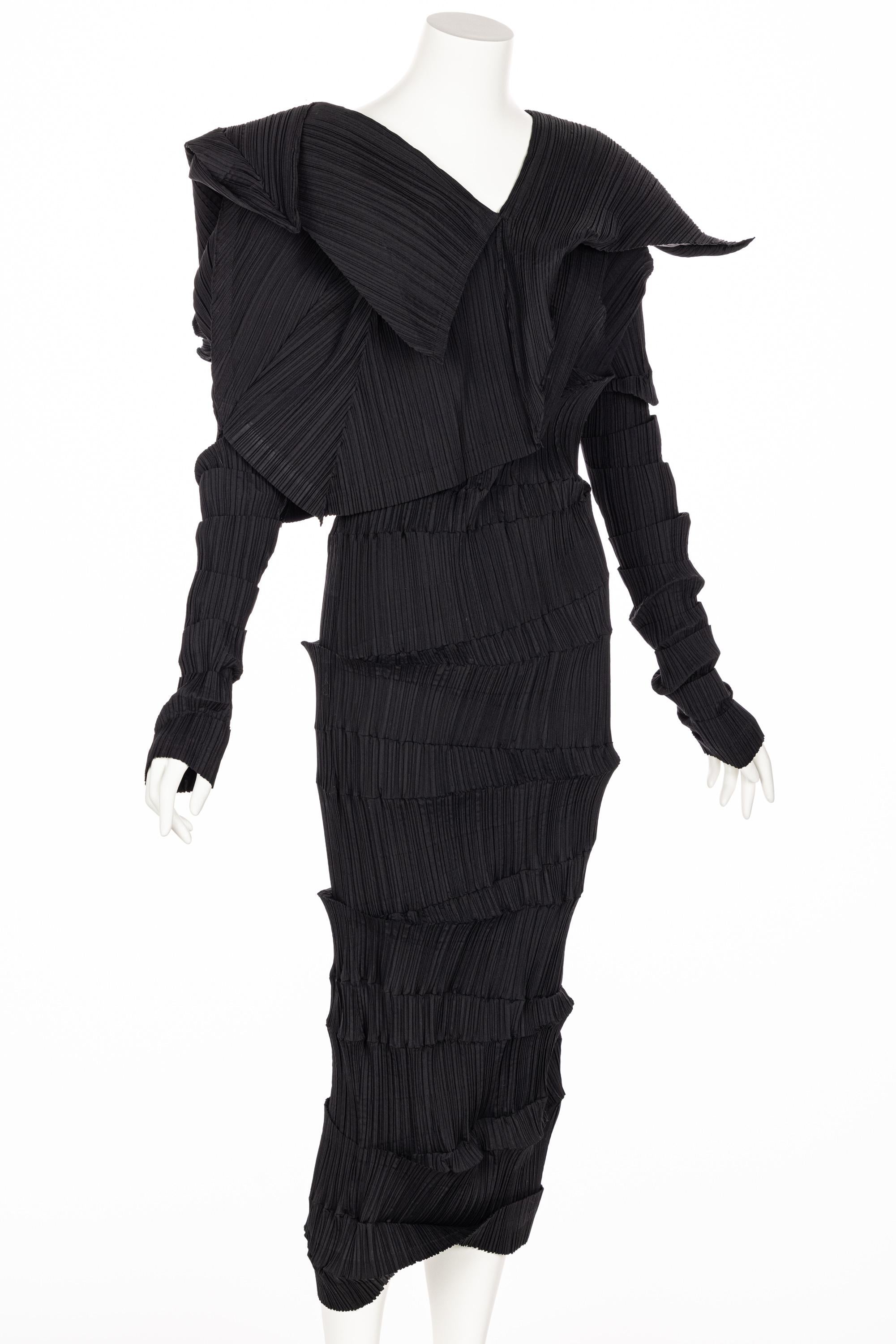 Issey Miyake Schwarzes skulpturales Kleid „Reverse Pleats“, Sammlung Museum 1989 1