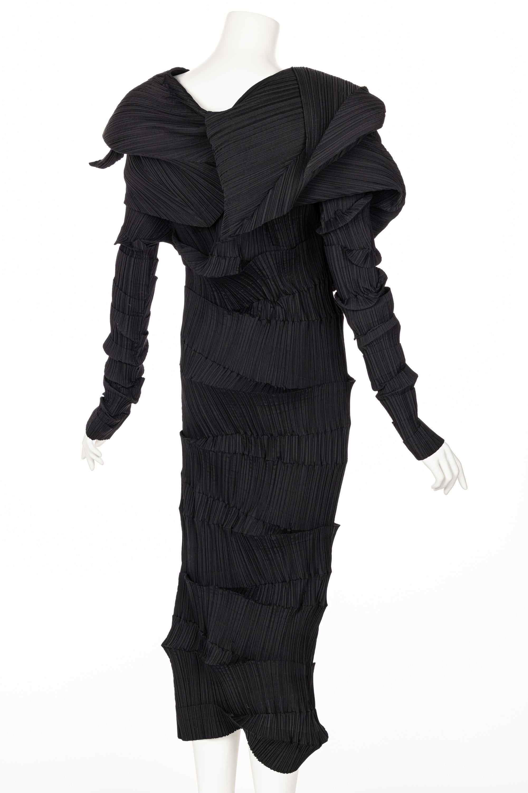 Issey Miyake Schwarzes skulpturales Kleid „Reverse Pleats“, Sammlung Museum 1989 3