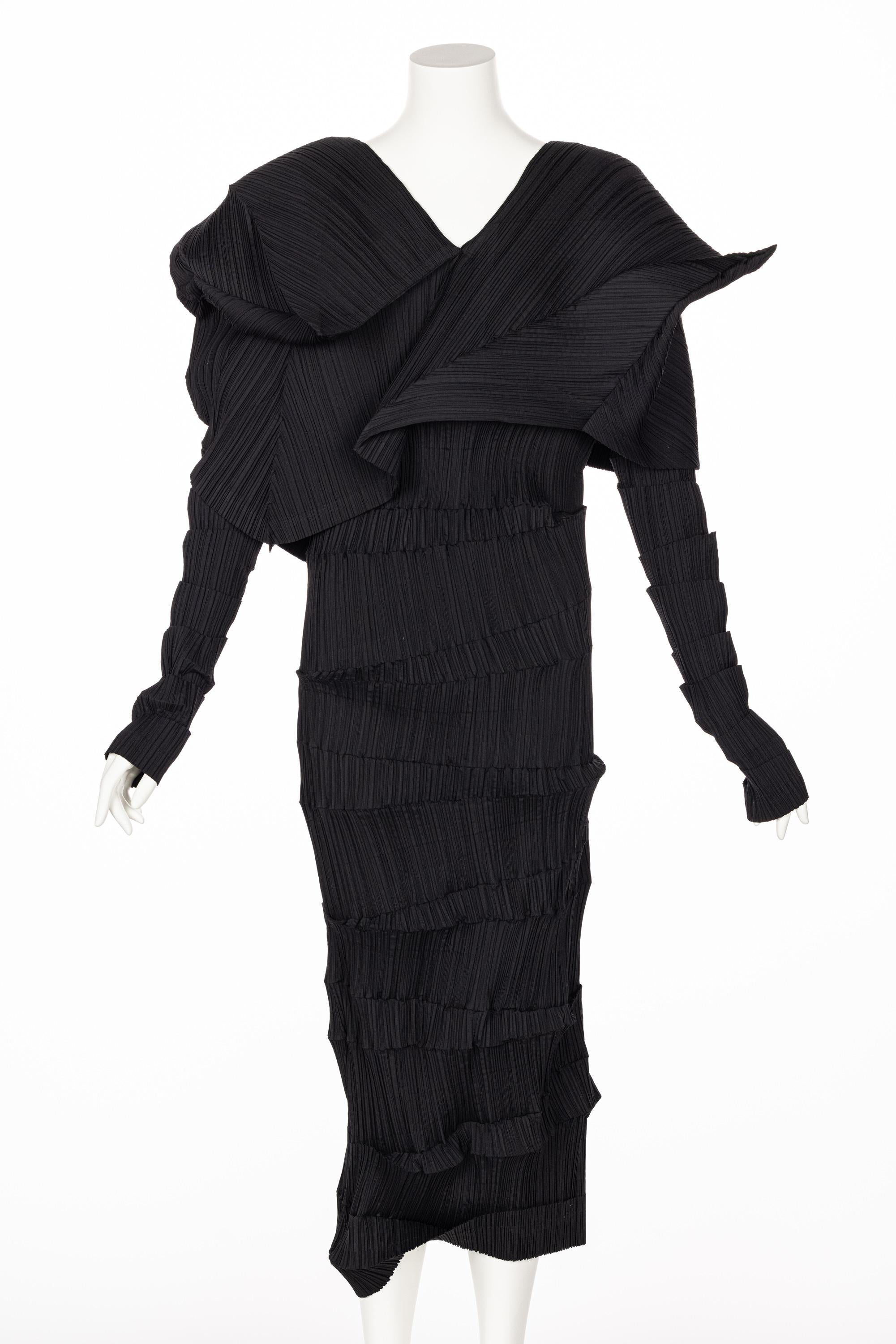 Issey Miyake Schwarzes skulpturales Kleid „Reverse Pleats“, Sammlung Museum 1989 4
