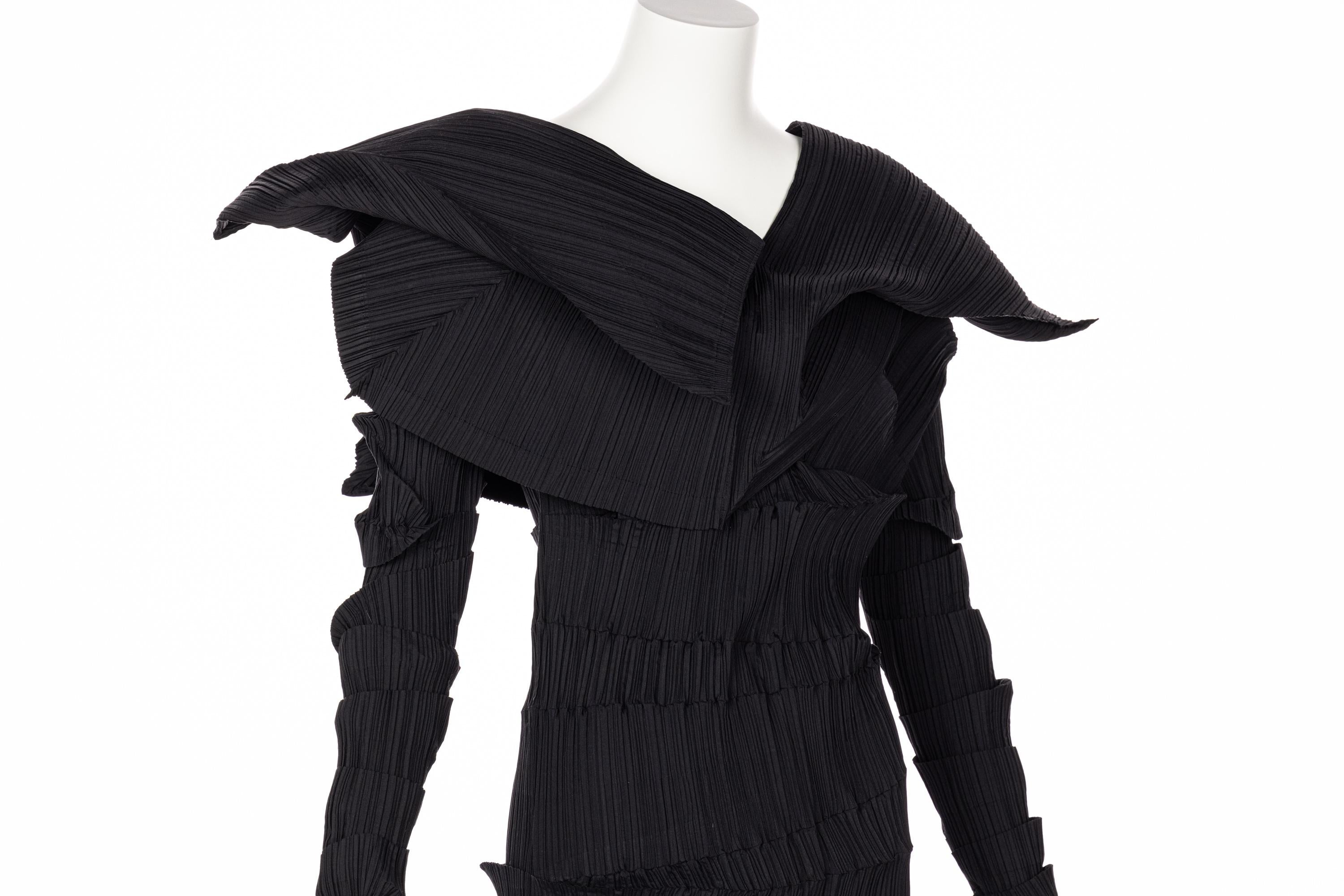 Issey Miyake Schwarzes skulpturales Kleid „Reverse Pleats“, Sammlung Museum 1989 5