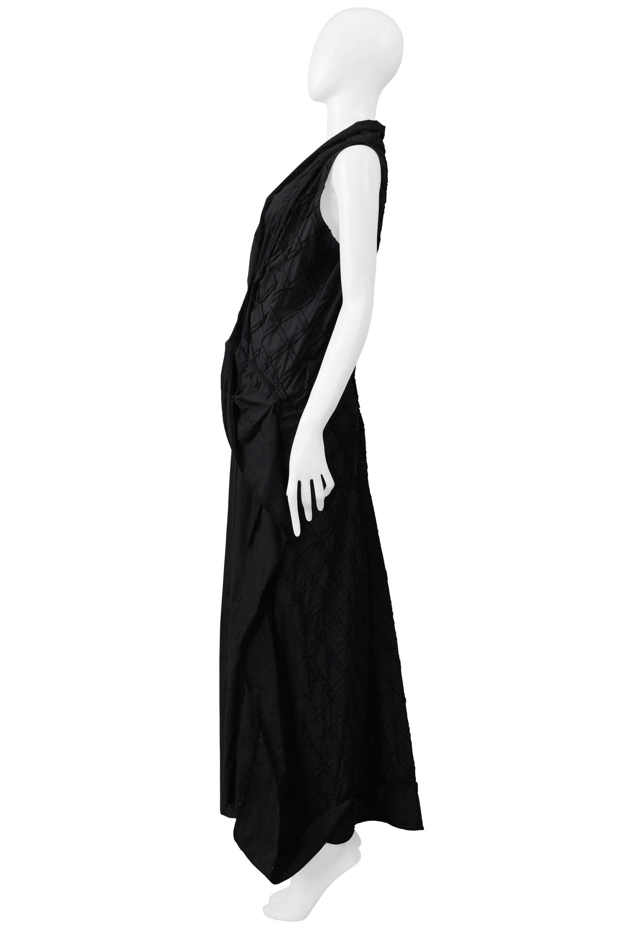 Issey Miyake Schwarzes ärmelloses Kleid mit Diamant-Stitch-Detail Ss 2003 im Angebot 4